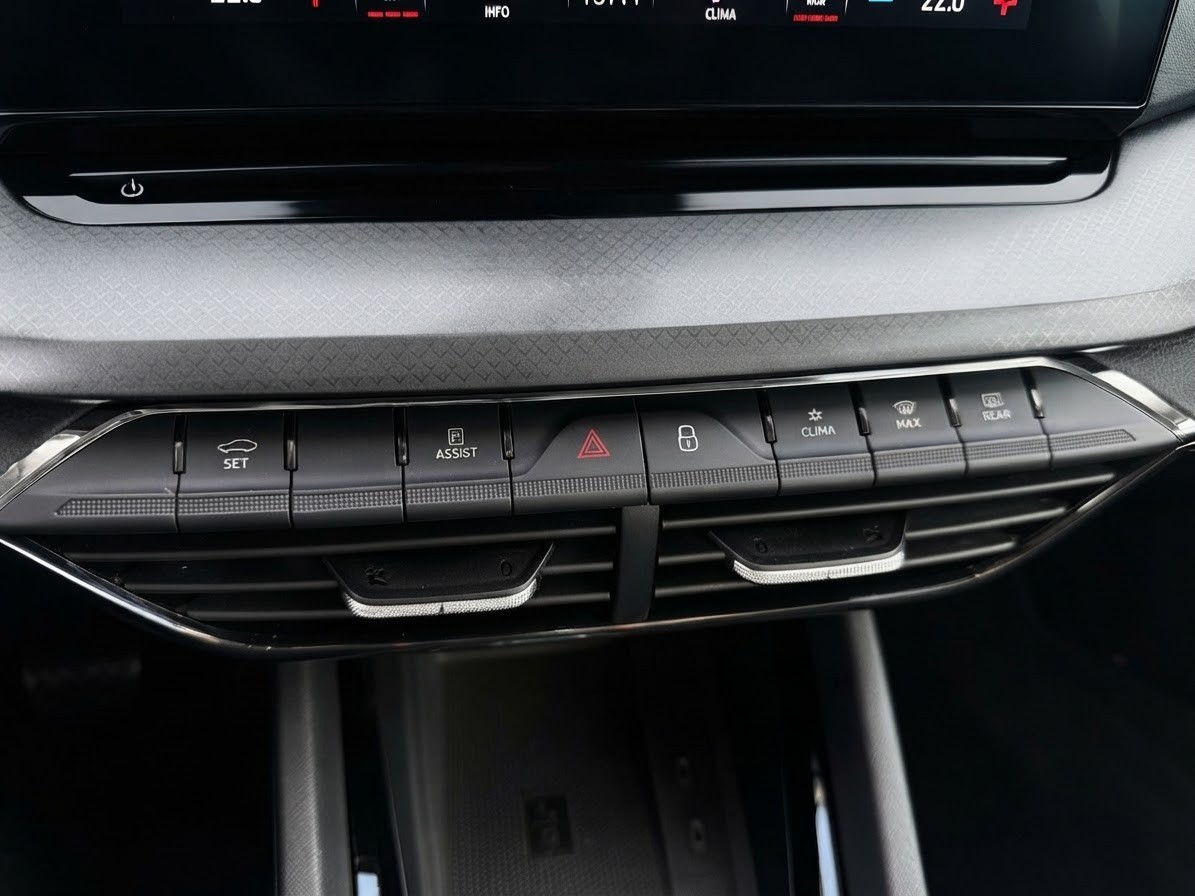 SKODA Octavia Combi 2.0 TDI DSG Ambition-image-36