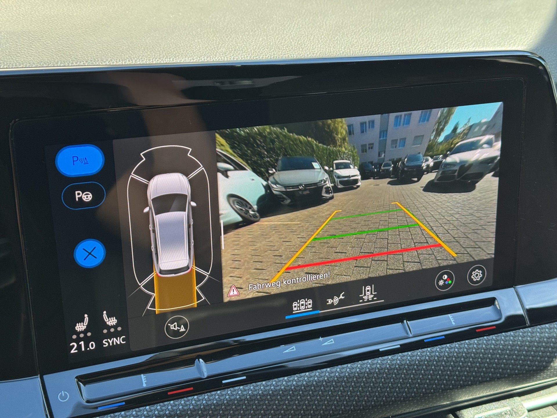 VW Golf Variant 1.5 eTSI mHEV R-Line "AHK-Matrix-RF.-Kamera-Navi"-image-16