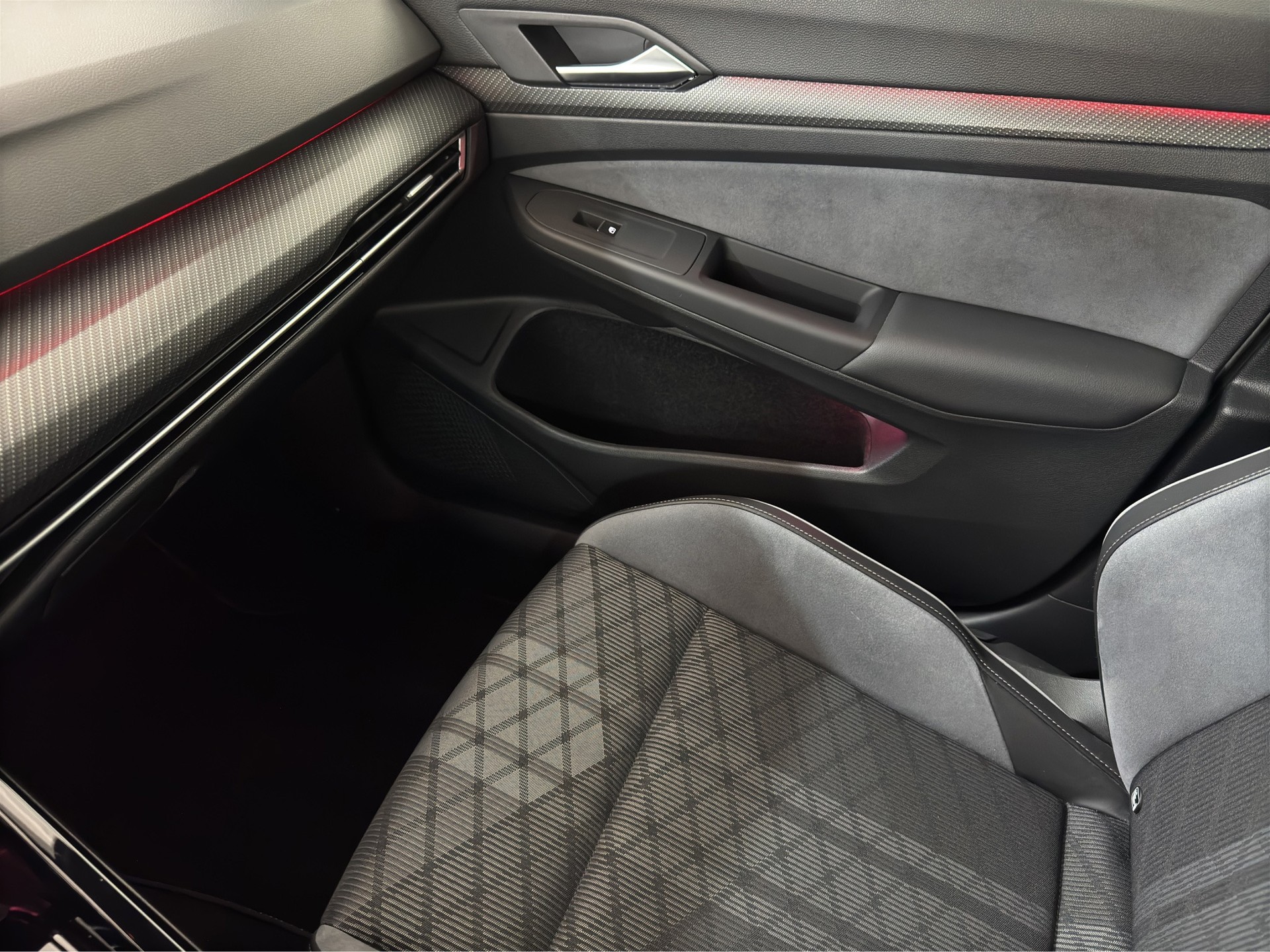 VW Golf Variant 1.5 eTSI mHEV R-Line "AHK-Matrix-RF.-Kamera-Navi"-image-18