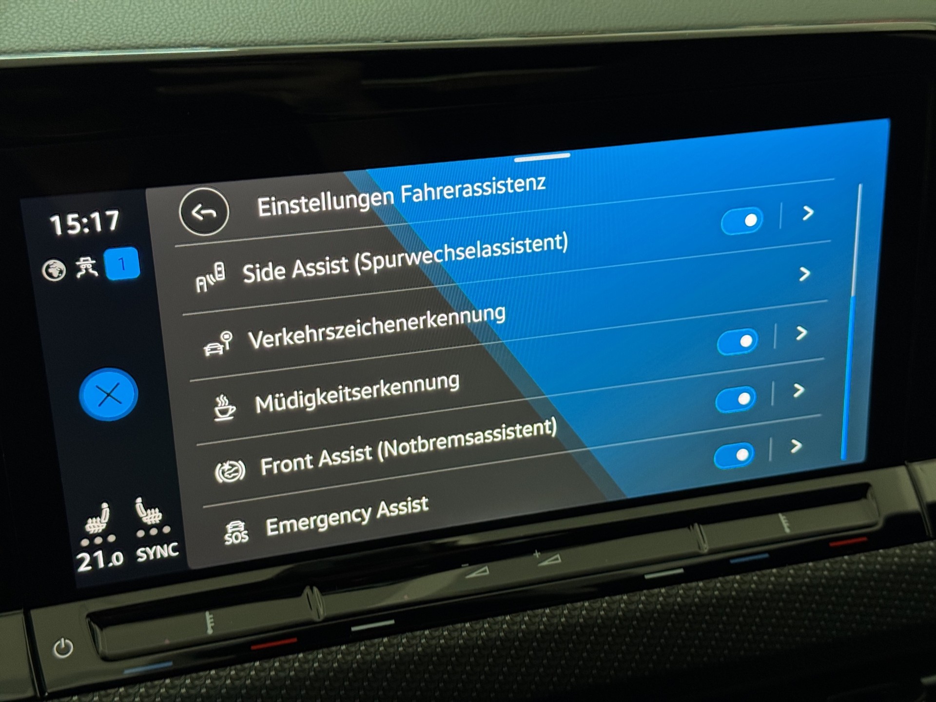 VW Golf Variant 1.5 eTSI mHEV R-Line "AHK-Matrix-RF.-Kamera-Navi"-image-22