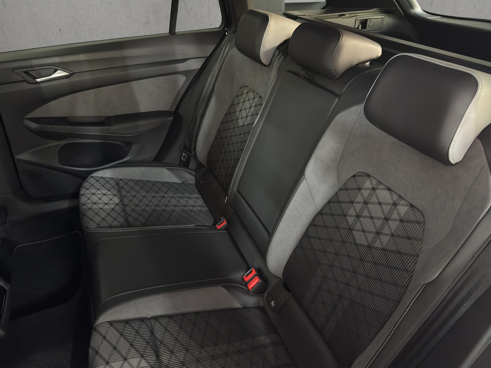 VW Golf Variant 1.5 eTSI mHEV R-Line "AHK-Matrix-RF.-Kamera-Navi"-image-9