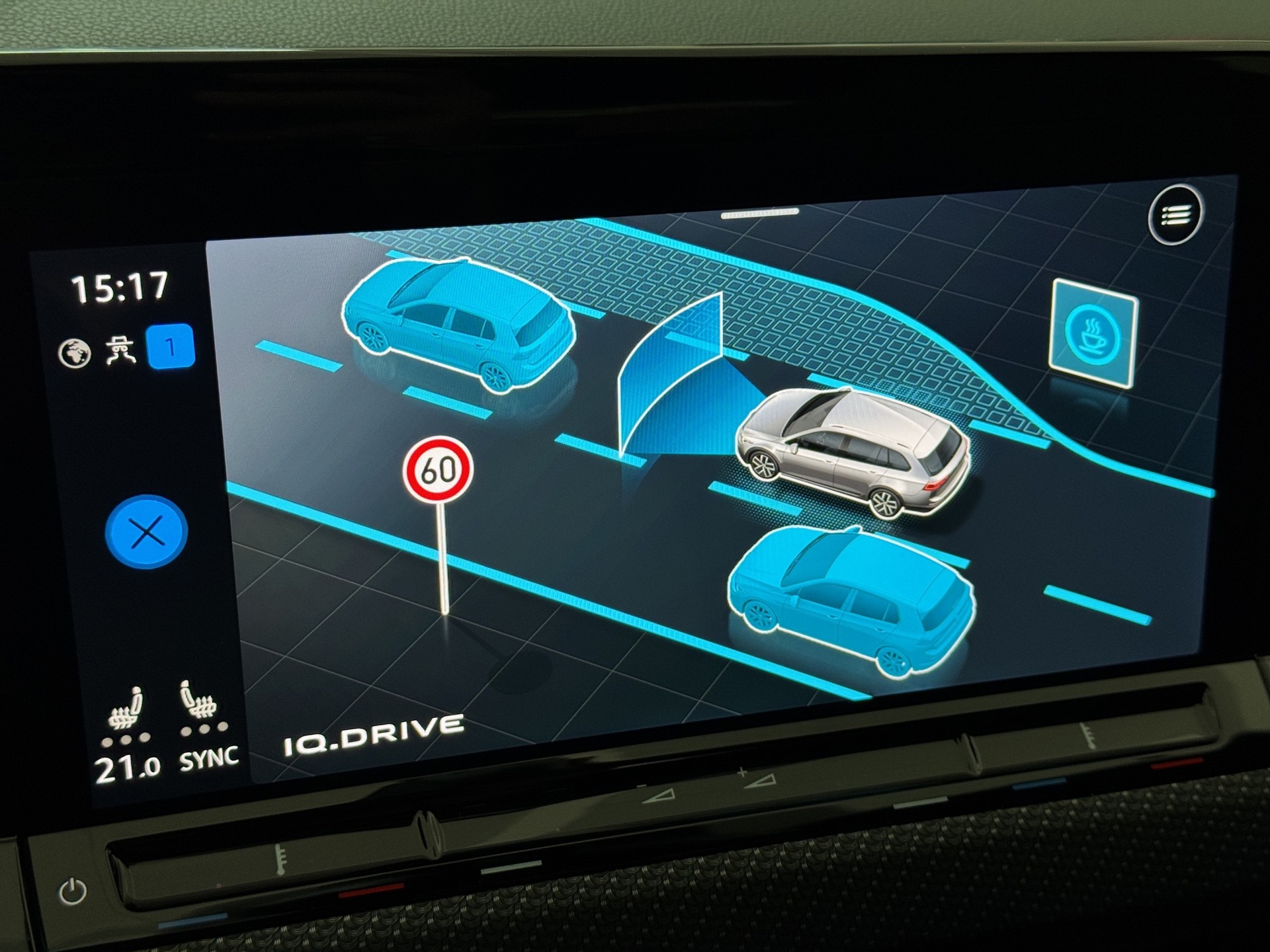 VW Golf Variant 1.5 eTSI mHEV R-Line "AHK-Matrix-RF.-Kamera-Navi"-image-20