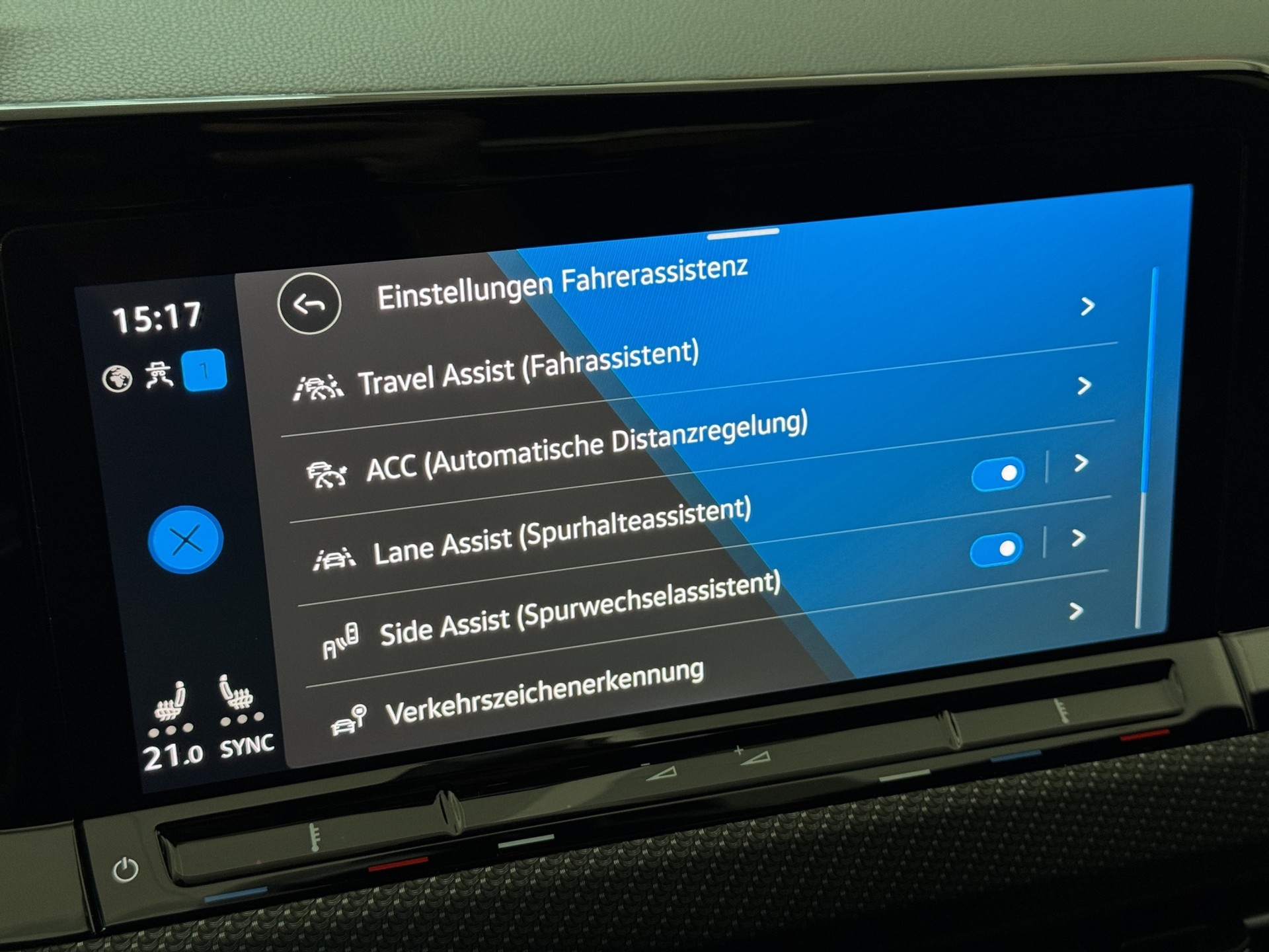 VW Golf Variant 1.5 eTSI mHEV R-Line "AHK-Matrix-RF.-Kamera-Navi"-image-21