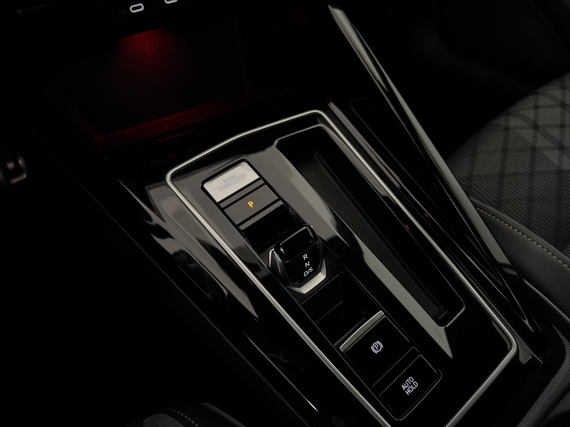 VW Golf Variant 1.5 eTSI mHEV R-Line "AHK-Matrix-RF.-Kamera-Navi"-image-13