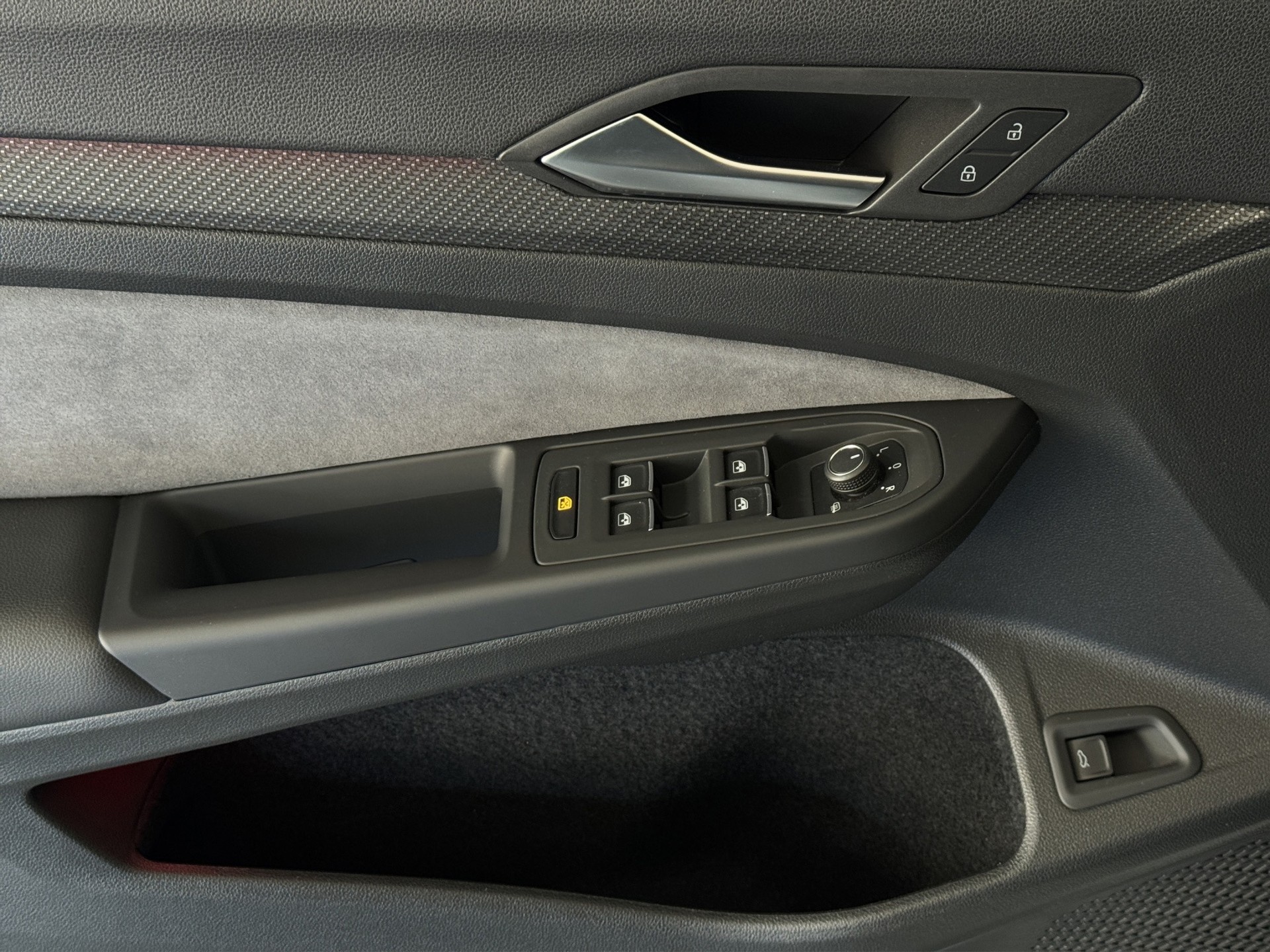 VW Golf Variant 1.5 eTSI mHEV R-Line "AHK-Matrix-RF.-Kamera-Navi"-image-8