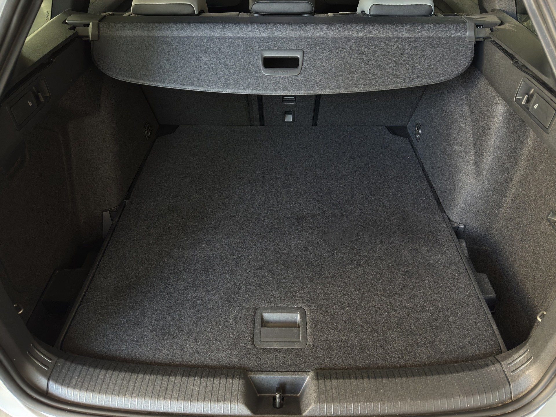 VW Golf Variant 1.5 eTSI mHEV R-Line "AHK-Matrix-RF.-Kamera-Navi"-image-23