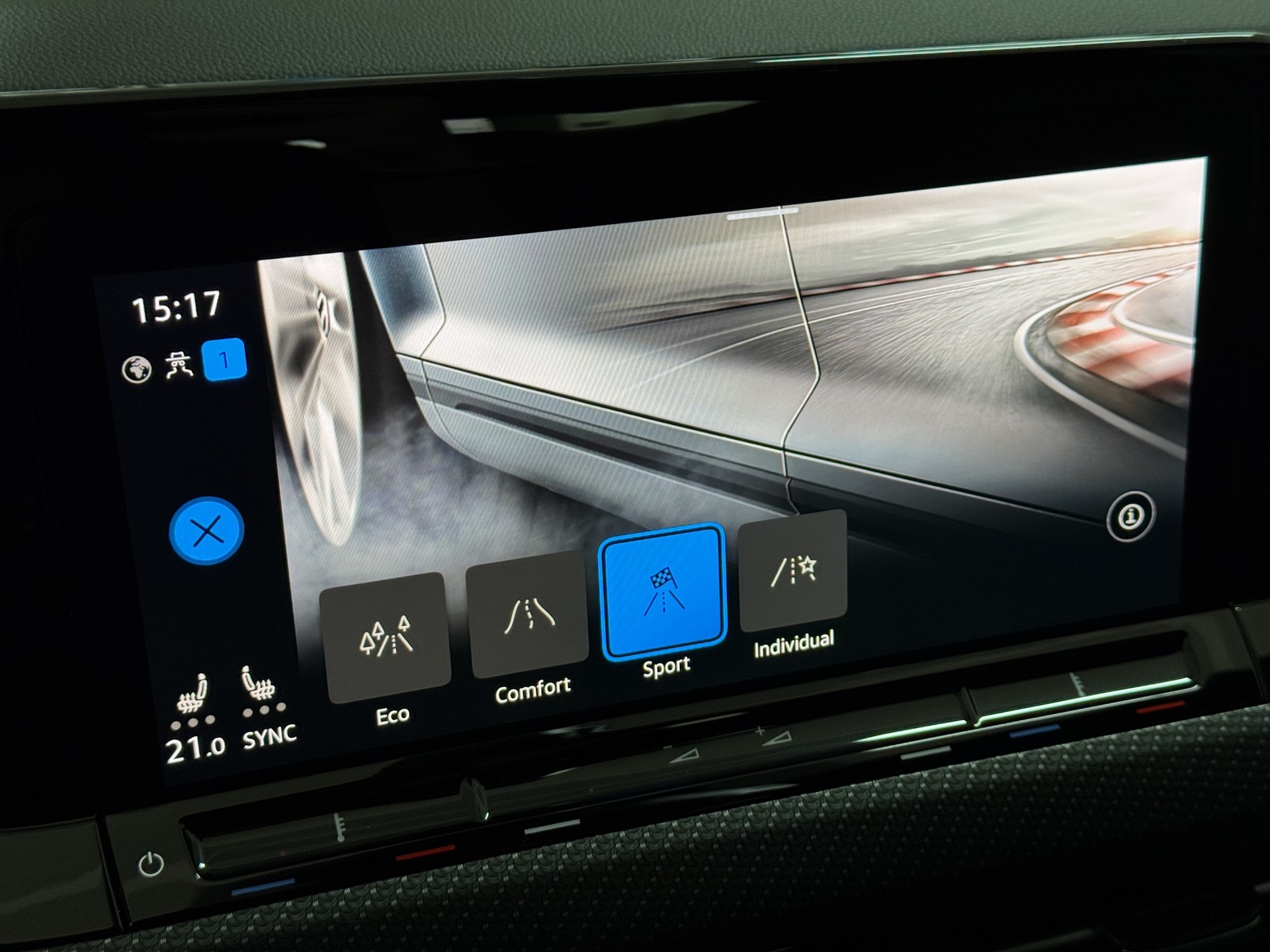 VW Golf Variant 1.5 eTSI mHEV R-Line "AHK-Matrix-RF.-Kamera-Navi"-image-19