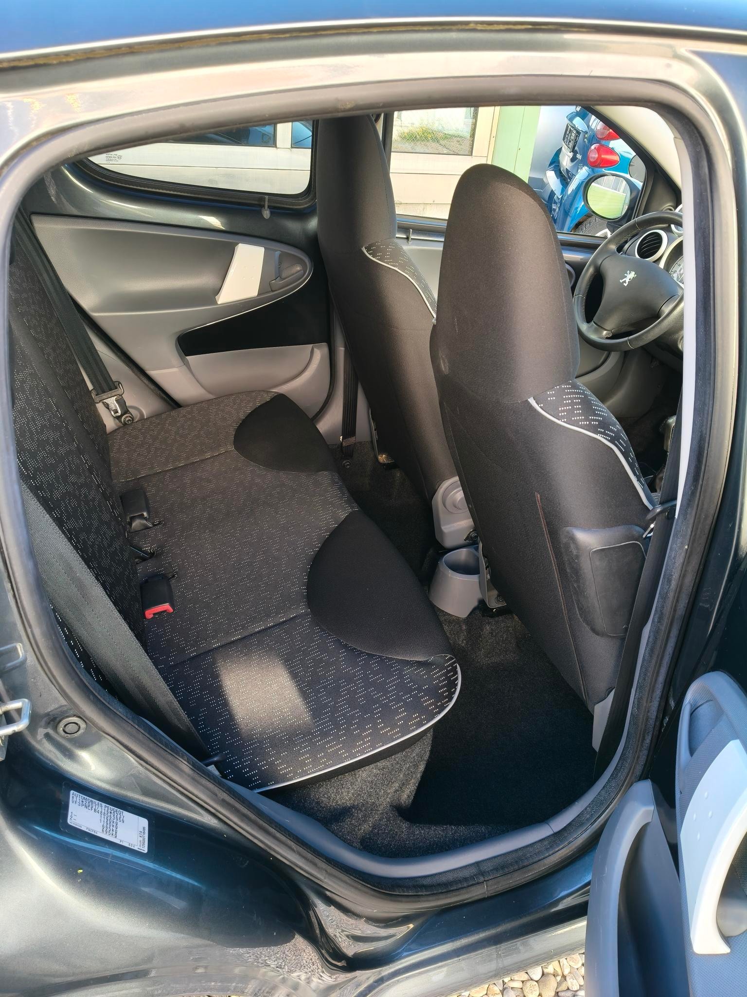 PEUGEOT 107 1.0 Swiss Edition-image-9