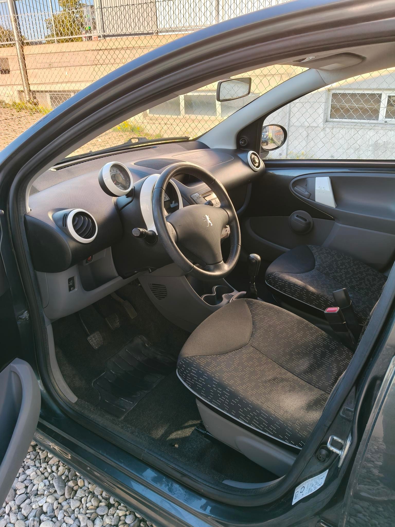 PEUGEOT 107 1.0 Swiss Edition-image-6