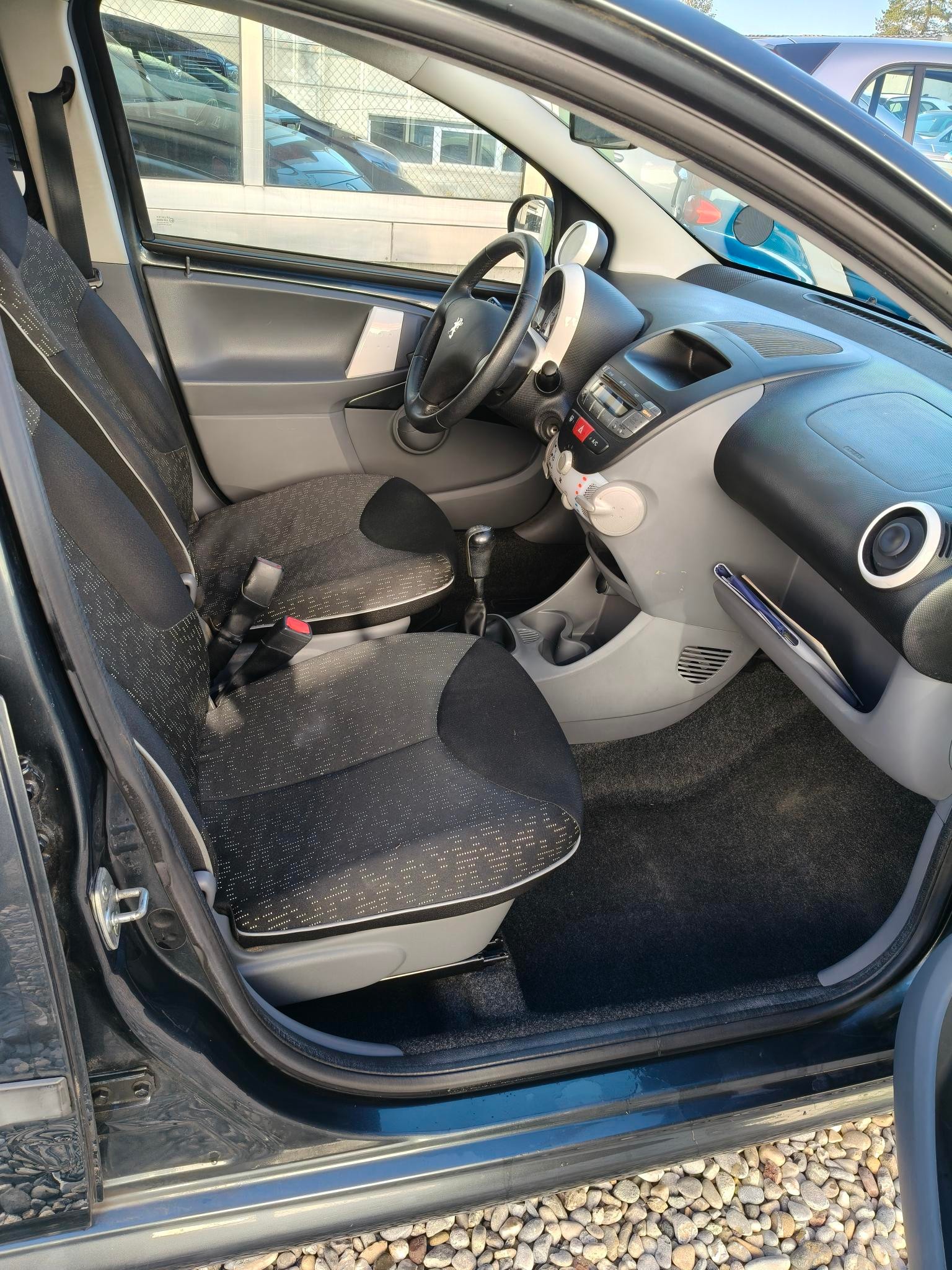 PEUGEOT 107 1.0 Swiss Edition-image-7