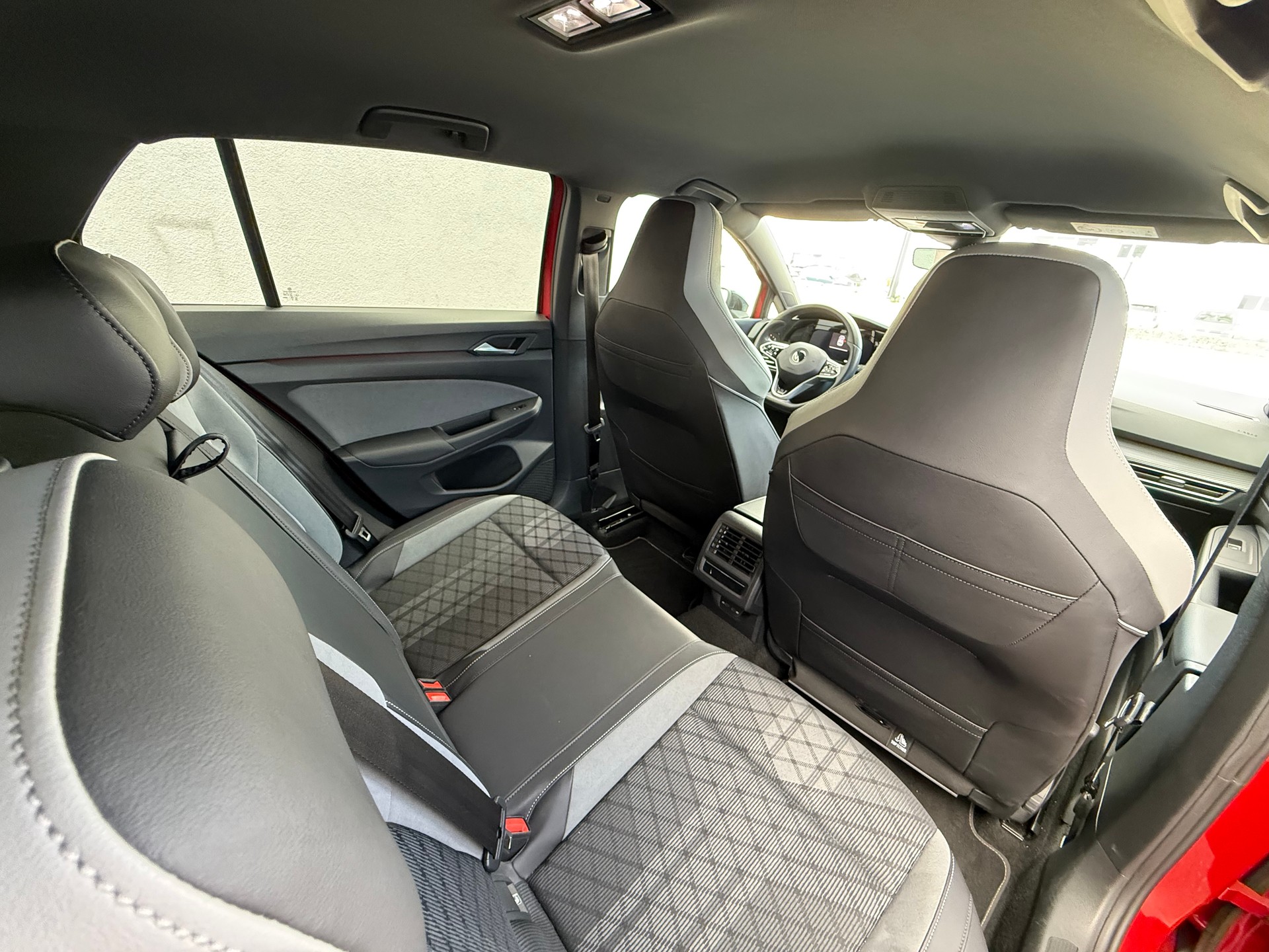 VW Golf 1.5 eTSI mHEV ACT R-Line DSG-image-9