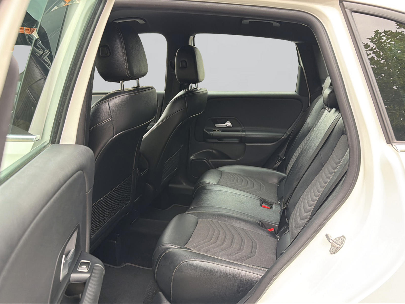 MERCEDES-BENZ B 180 Style-image-12
