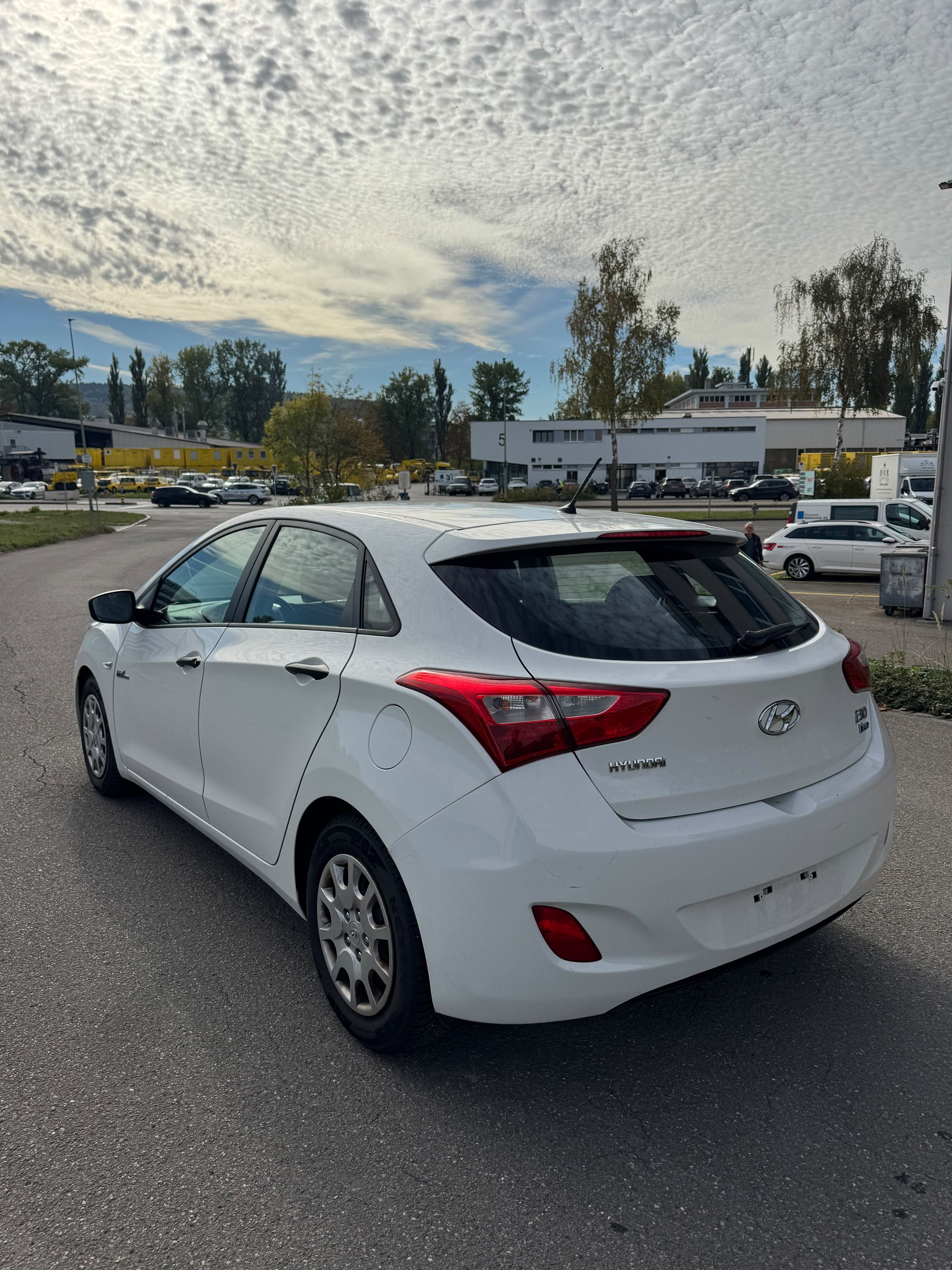 HYUNDAI i30 1.4 Comfort Mit Frisch MFK 16.10.2026 und Service-image-3
