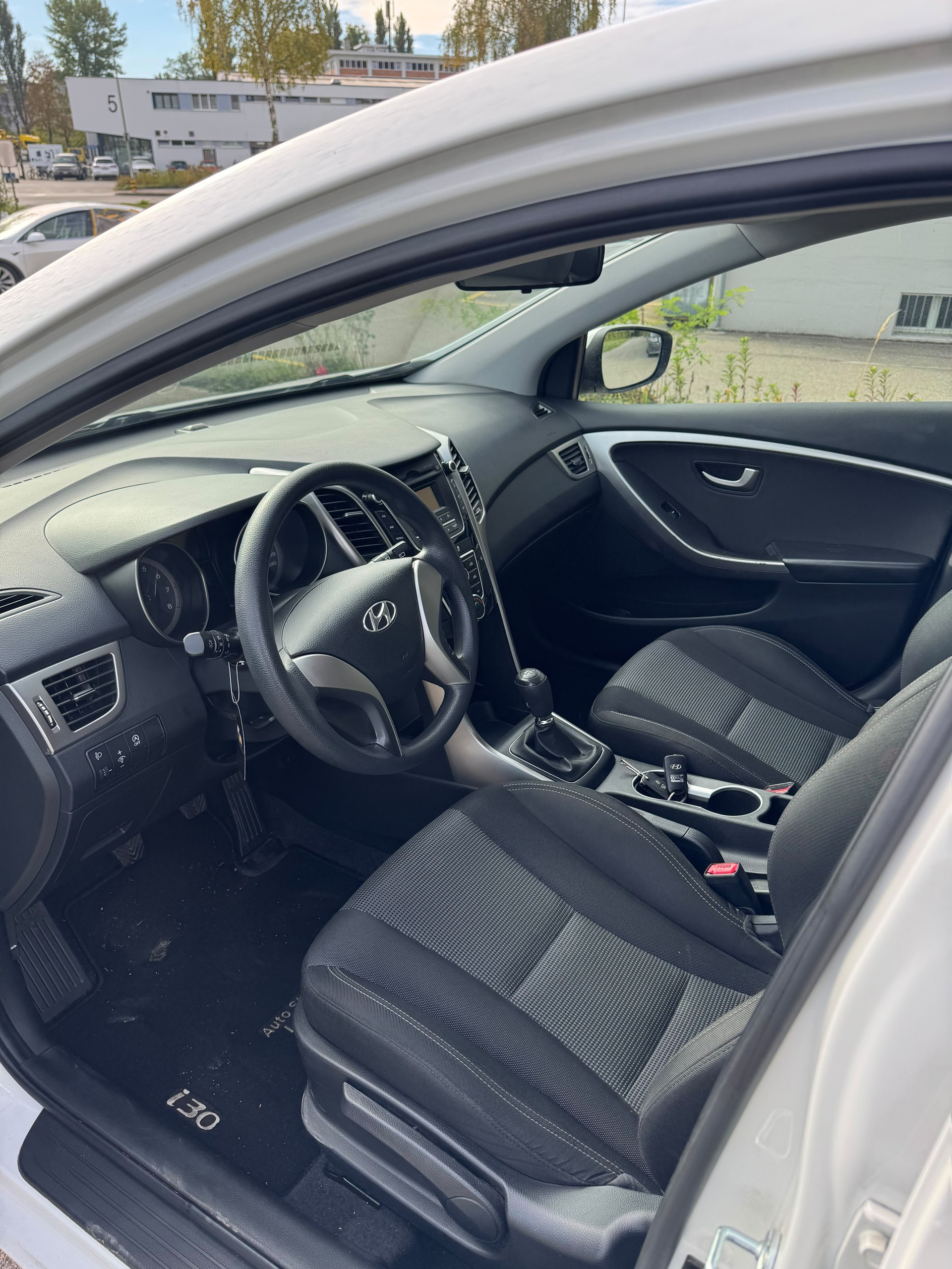 HYUNDAI i30 1.4 Comfort Mit Frisch MFK 16.10.2026 und Service-image-9