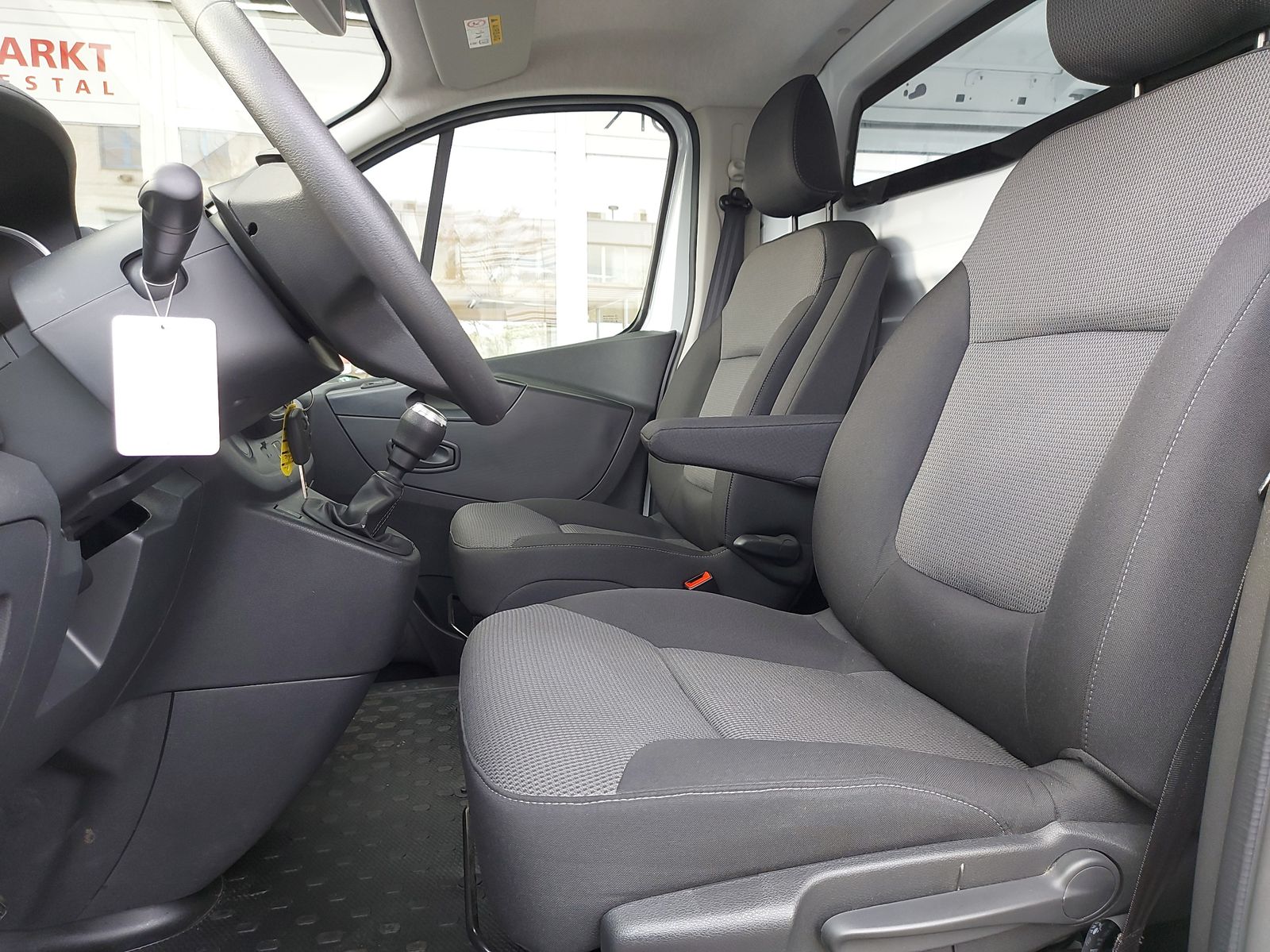 RENAULT Trafic 2.0 ENERGY dCi145 3.0t Business L1H1-image-9