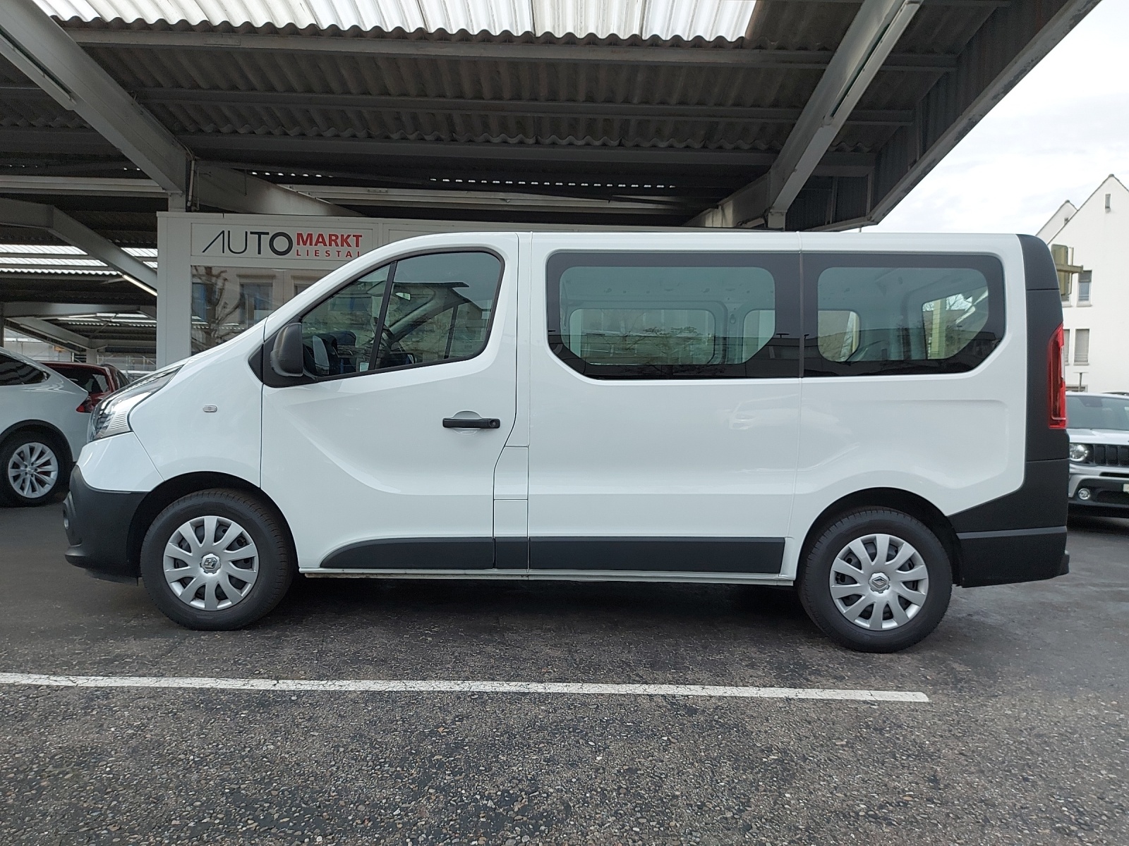 RENAULT Trafic 2.0 ENERGY dCi145 3.0t Business L1H1-image-1