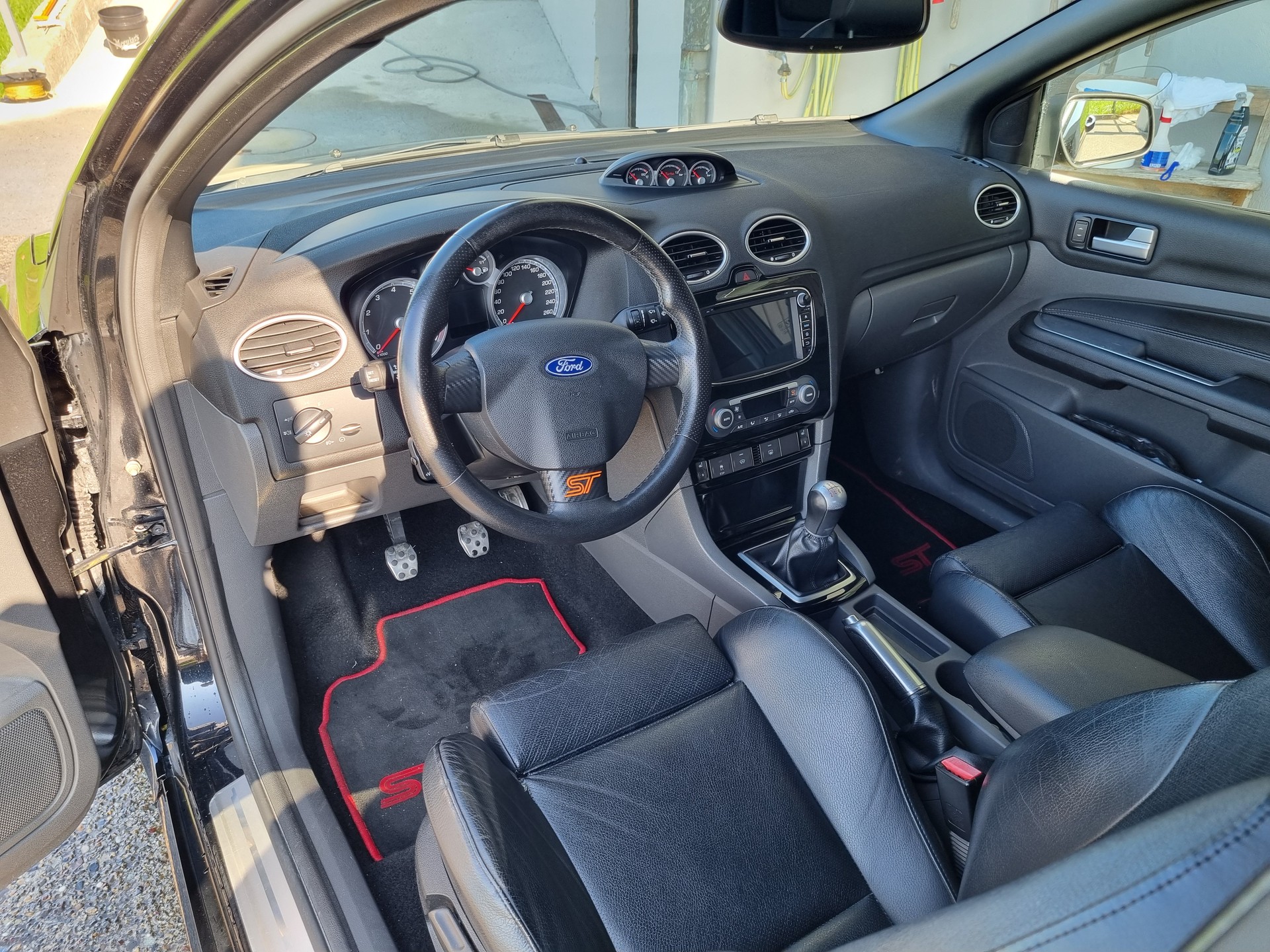 FORD Focus 2.5 Turbo ST Black Edition-image-4