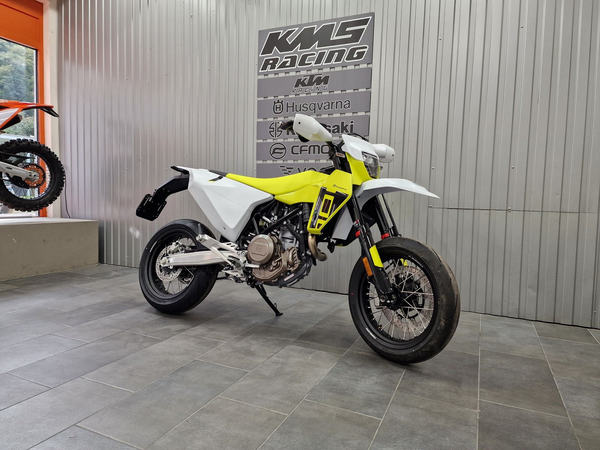 HUSQVARNA 701 Supermoto-showroom-element-1