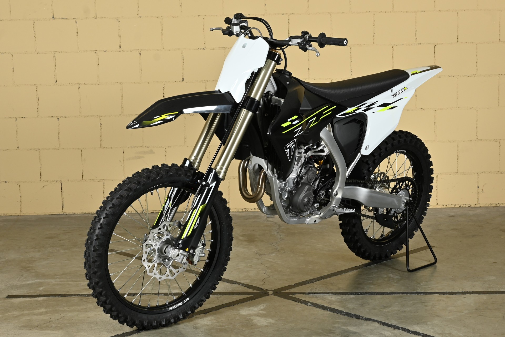 TRIUMPH TF 250-X-showroom-element-2
