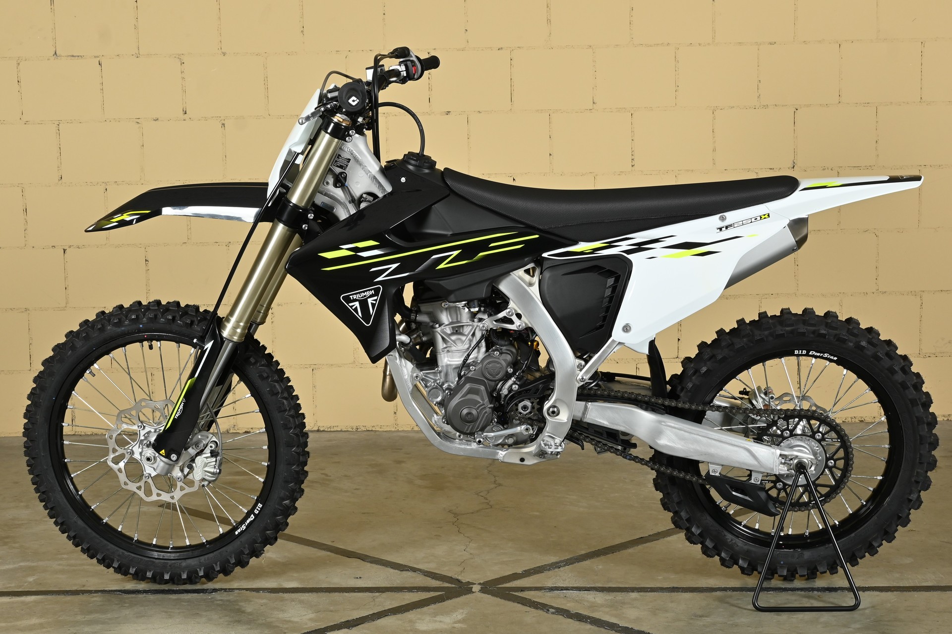 TRIUMPH TF 250-X-showroom-element-3