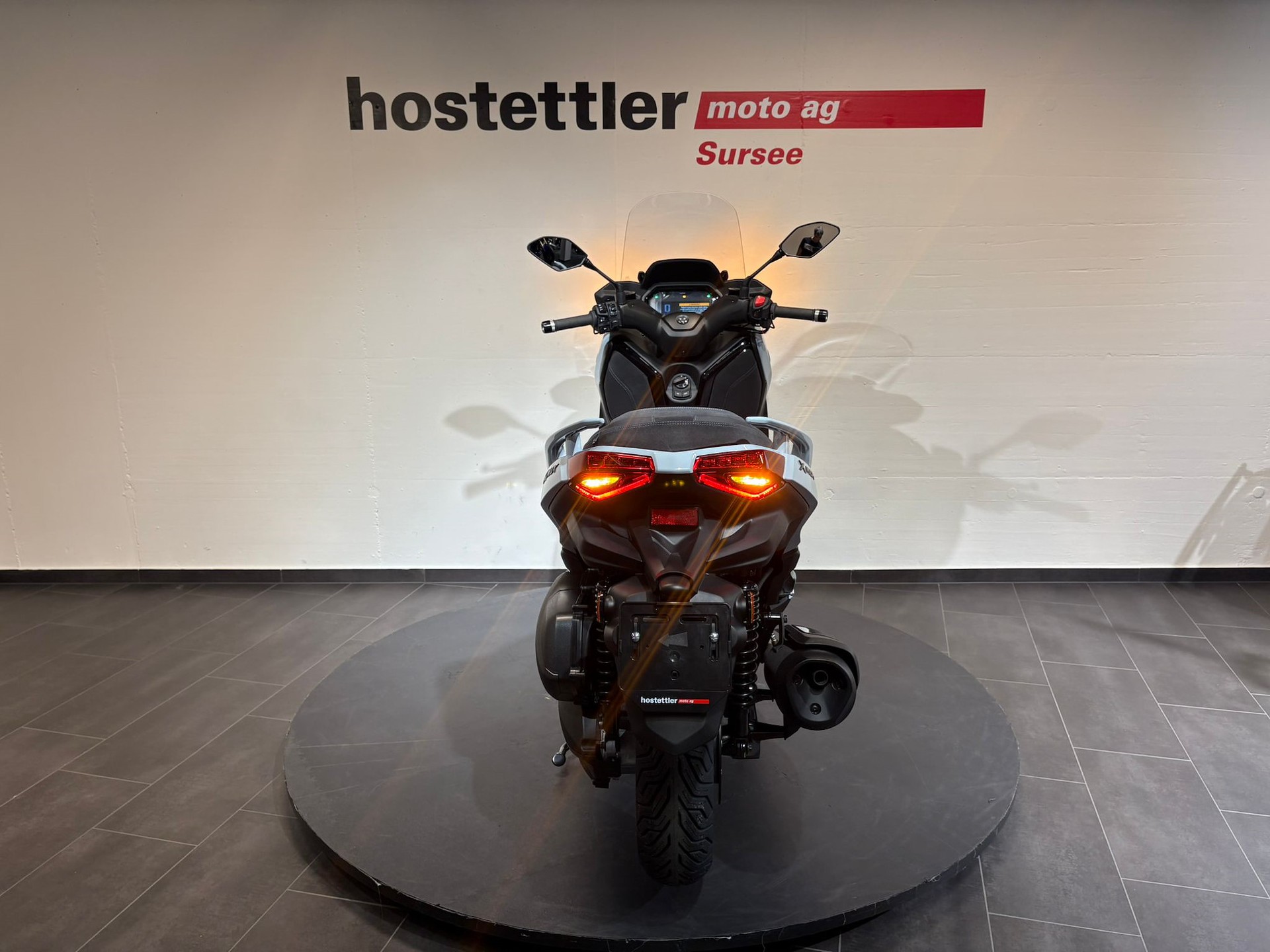 YAMAHA XMAX 300 Tech MAX+-showroom-element-3