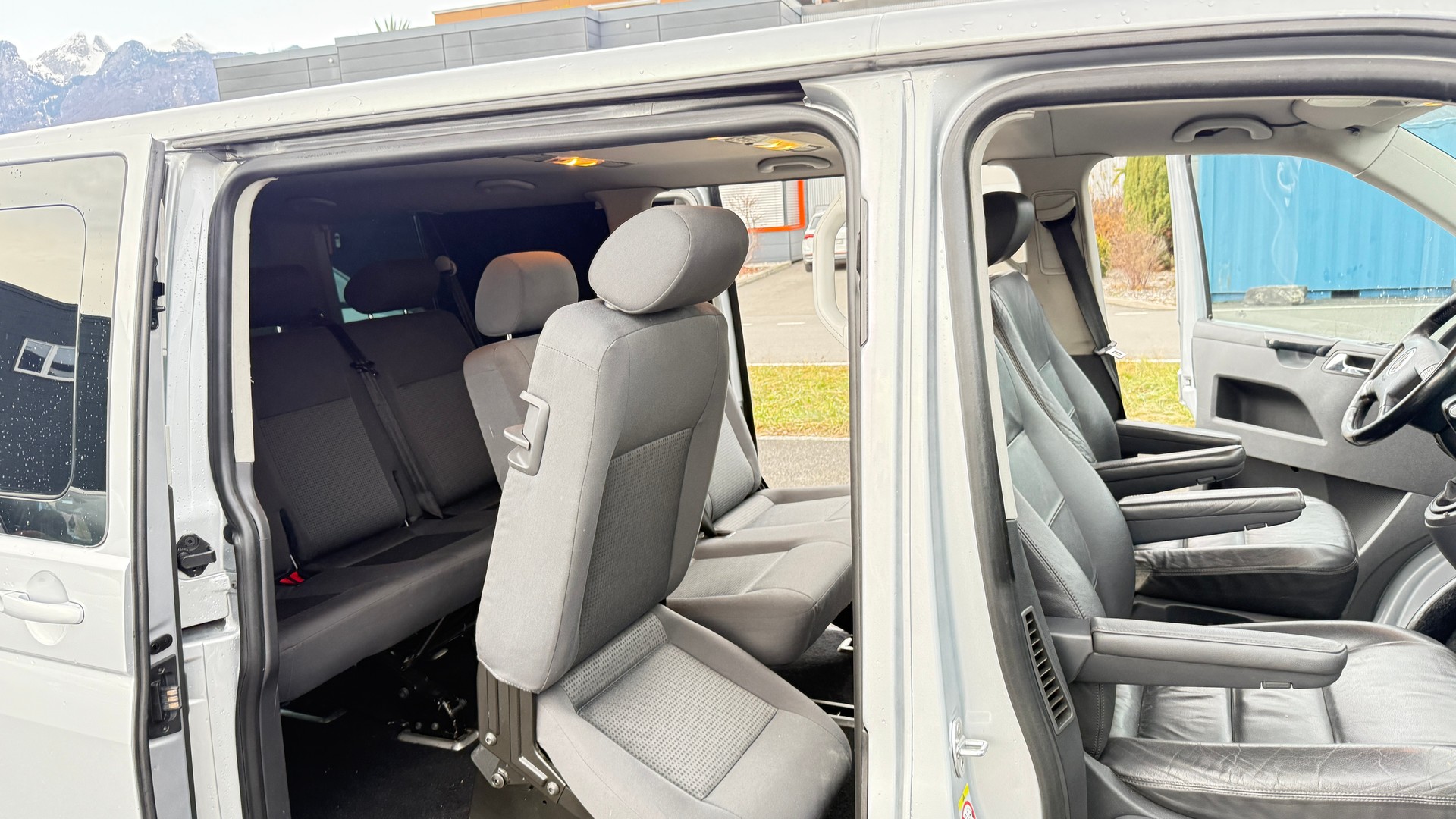 VW Caravelle-image-12