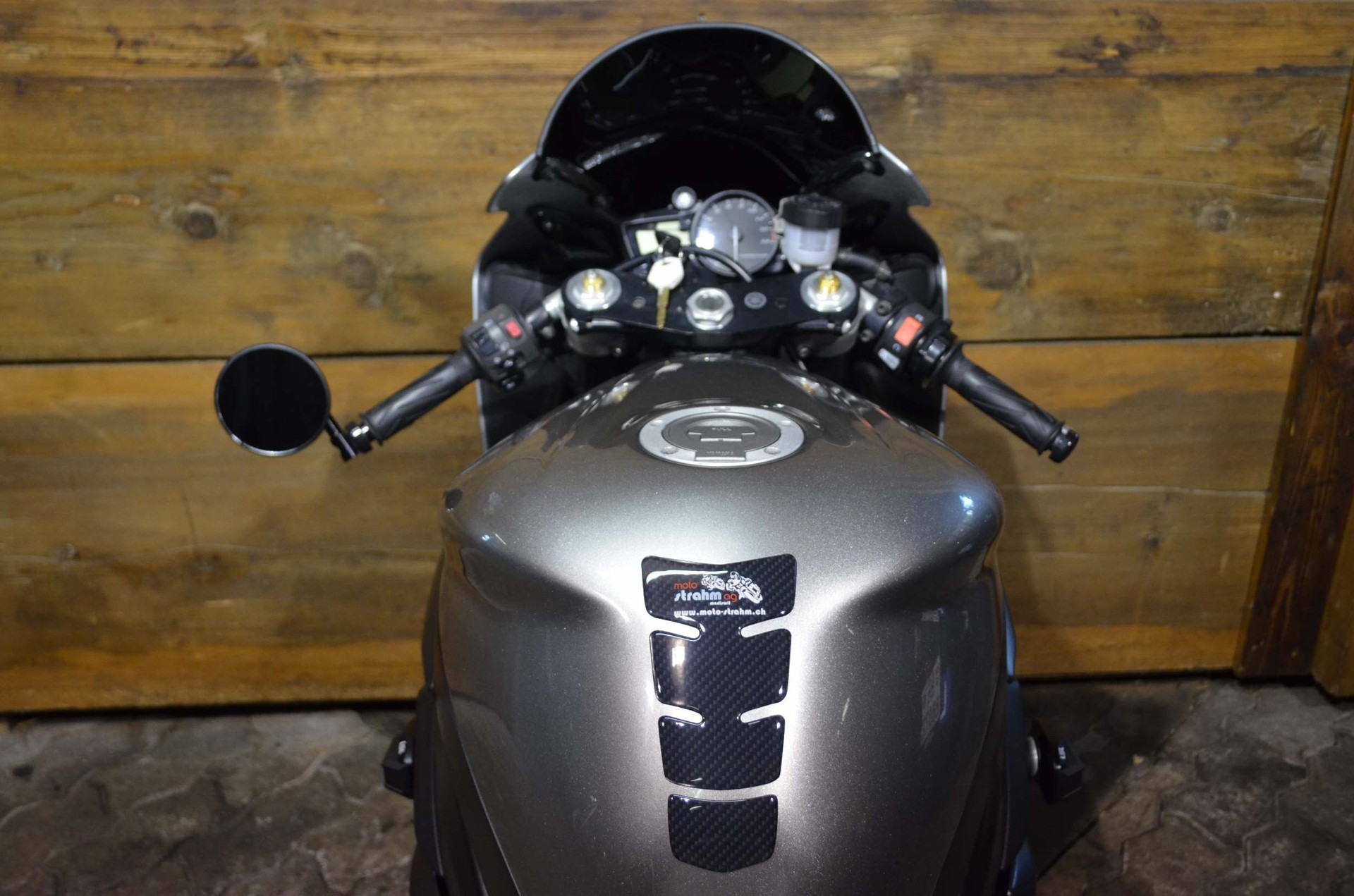 YAMAHA YZF-R1-showroom-element-2