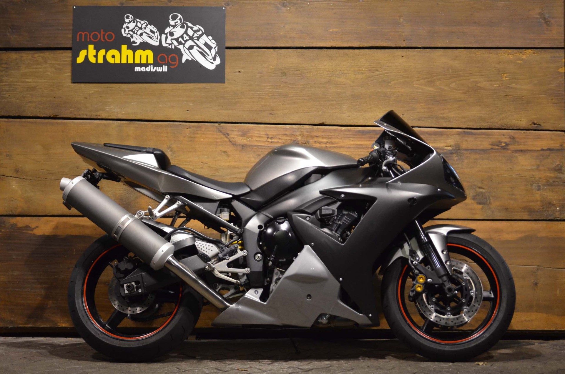 YAMAHA YZF-R1-showroom-element-1