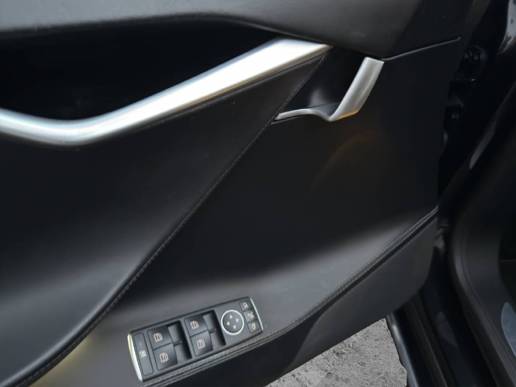 TESLA Model S 75 D-image-9