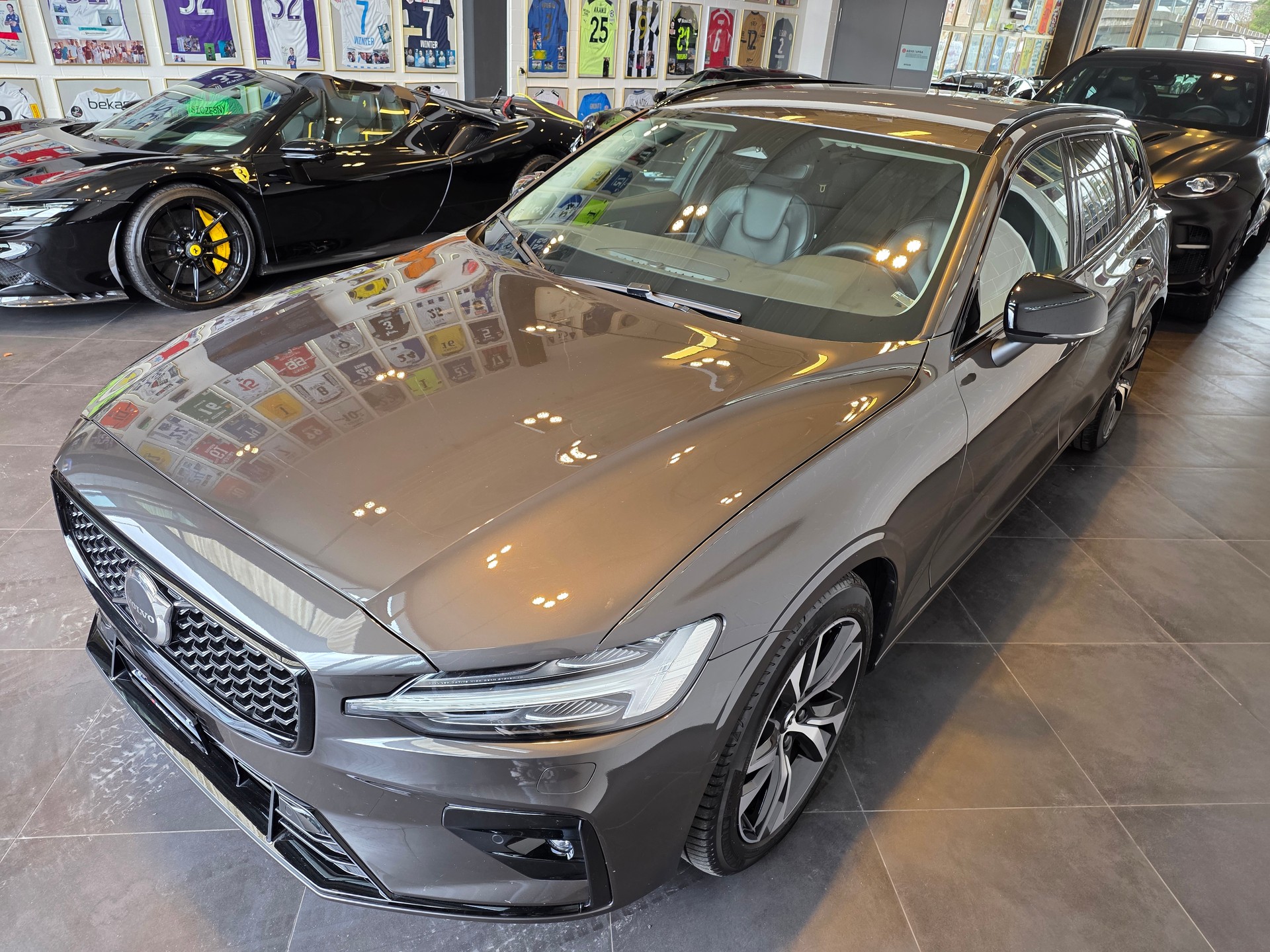VOLVO V60 B5 AWD MHD Plus Dark-image-2
