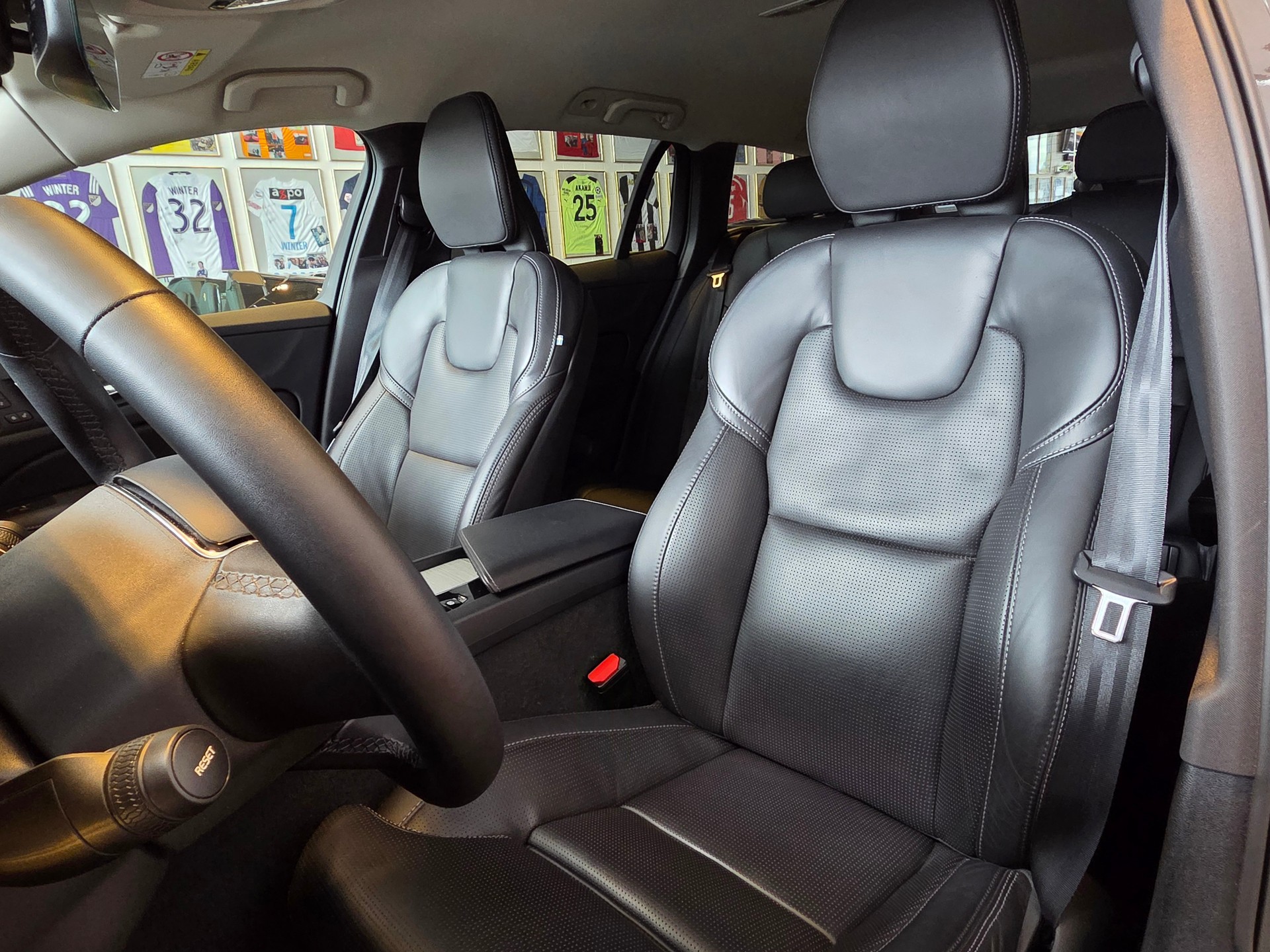 VOLVO V60 B5 AWD MHD Plus Dark-image-10