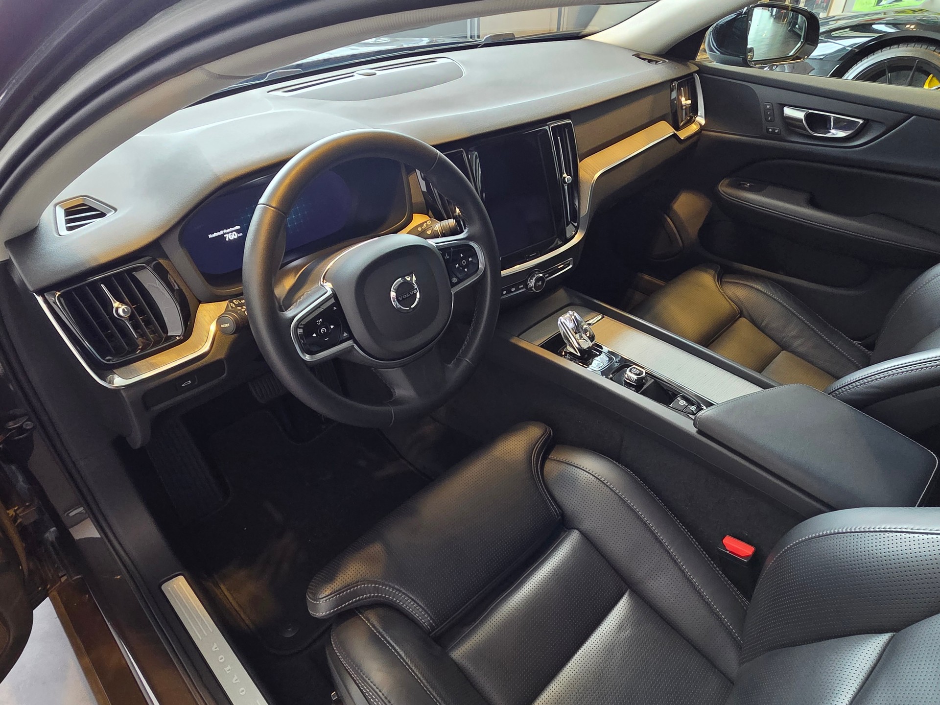 VOLVO V60 B5 AWD MHD Plus Dark-image-9