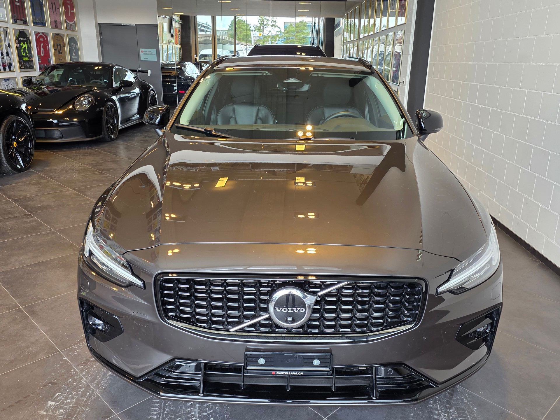 VOLVO V60 B5 AWD MHD Plus Dark-image-1