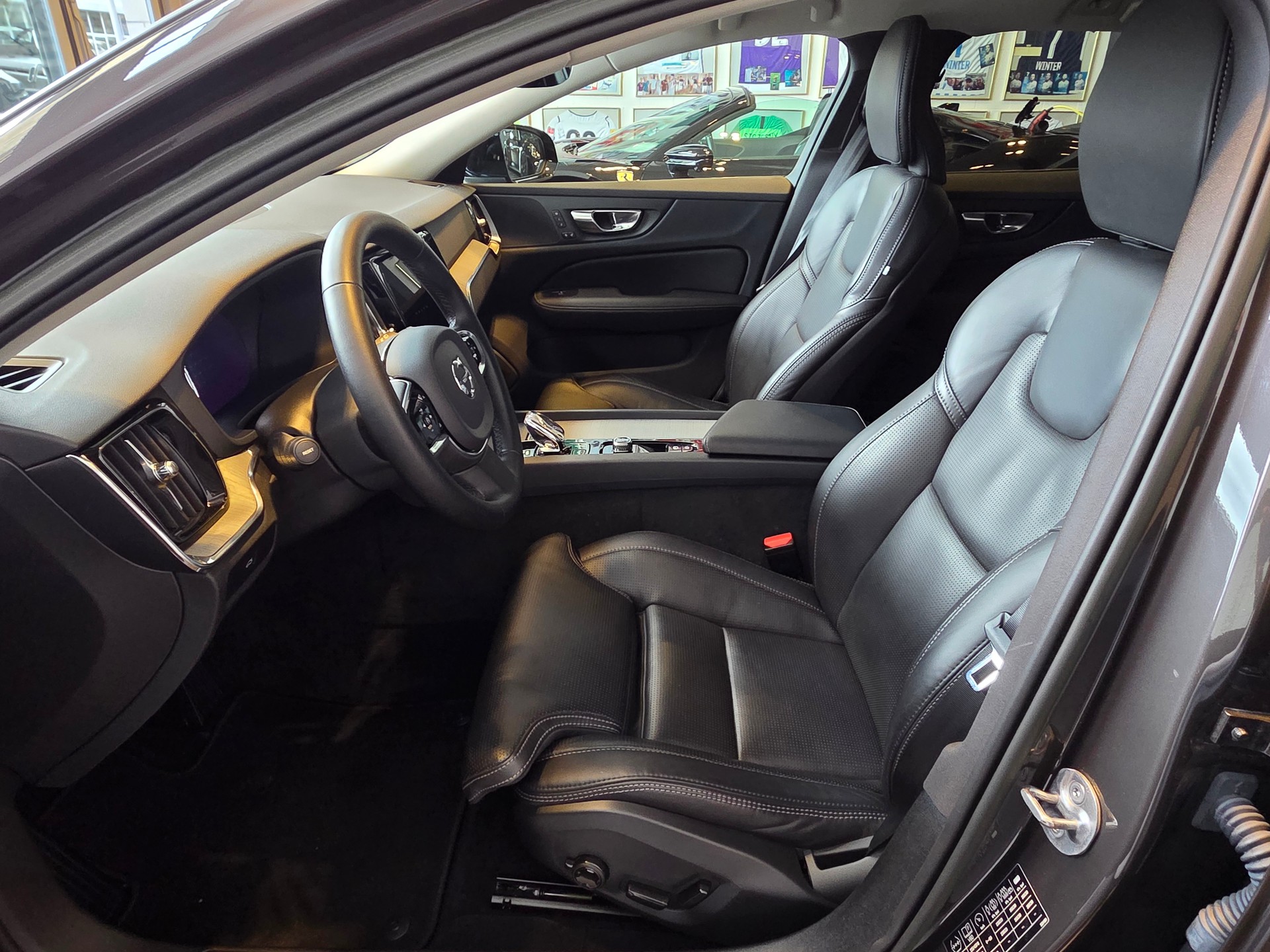 VOLVO V60 B5 AWD MHD Plus Dark-image-8