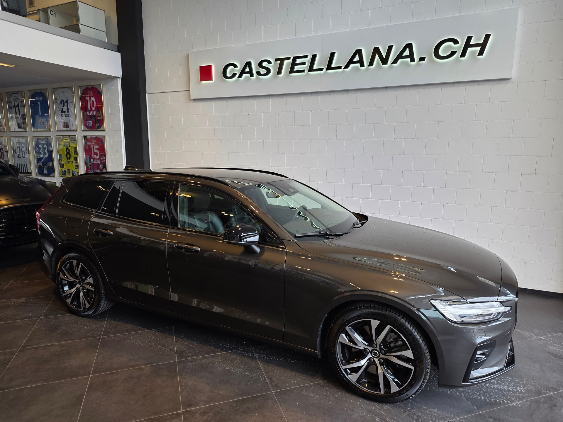 VOLVO V60 B5 AWD MHD Plus Dark-image-0