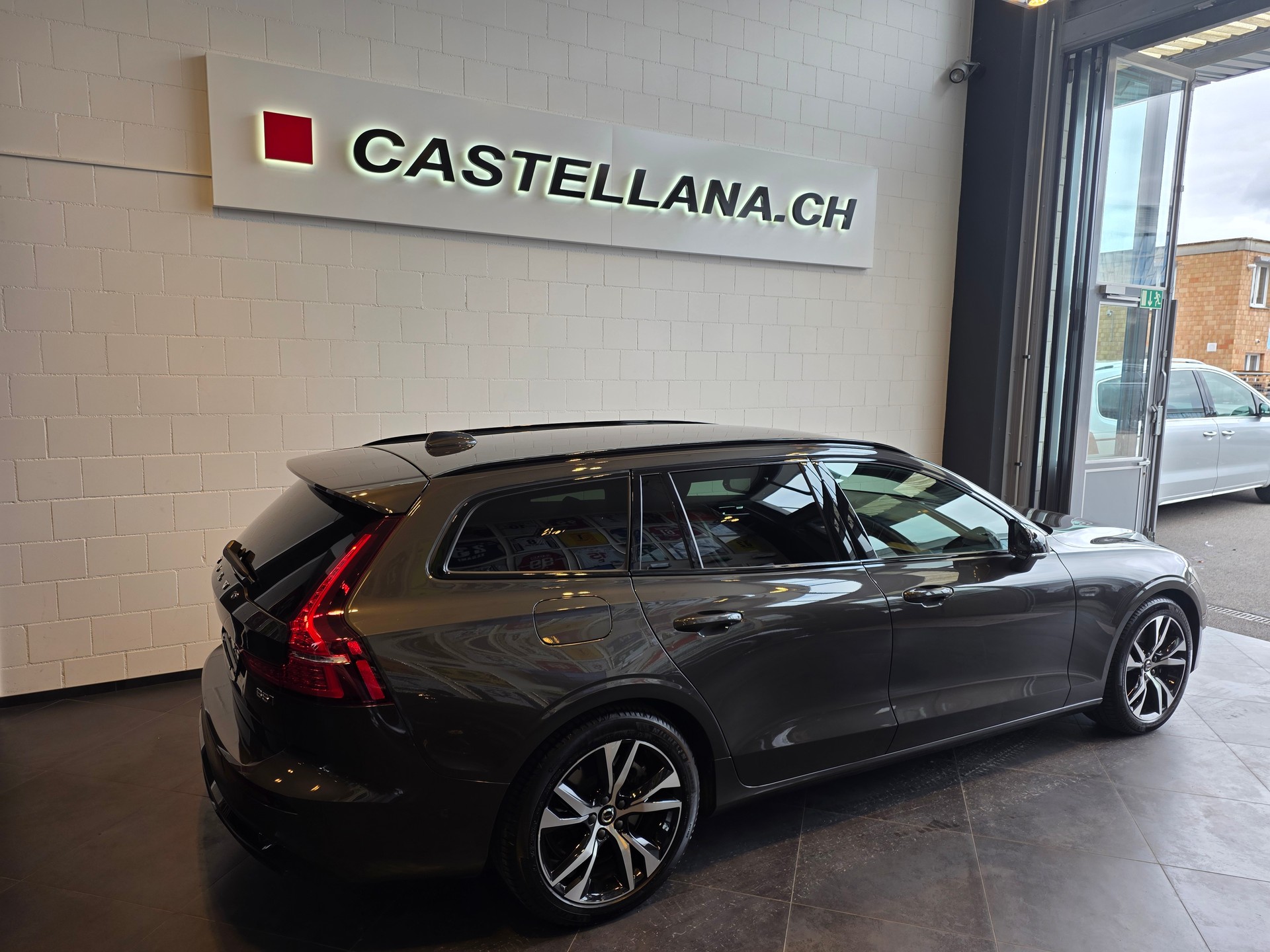 VOLVO V60 B5 AWD MHD Plus Dark-image-3