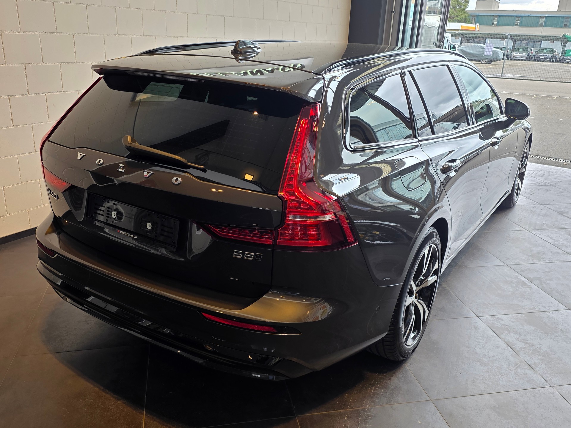VOLVO V60 B5 AWD MHD Plus Dark-image-4