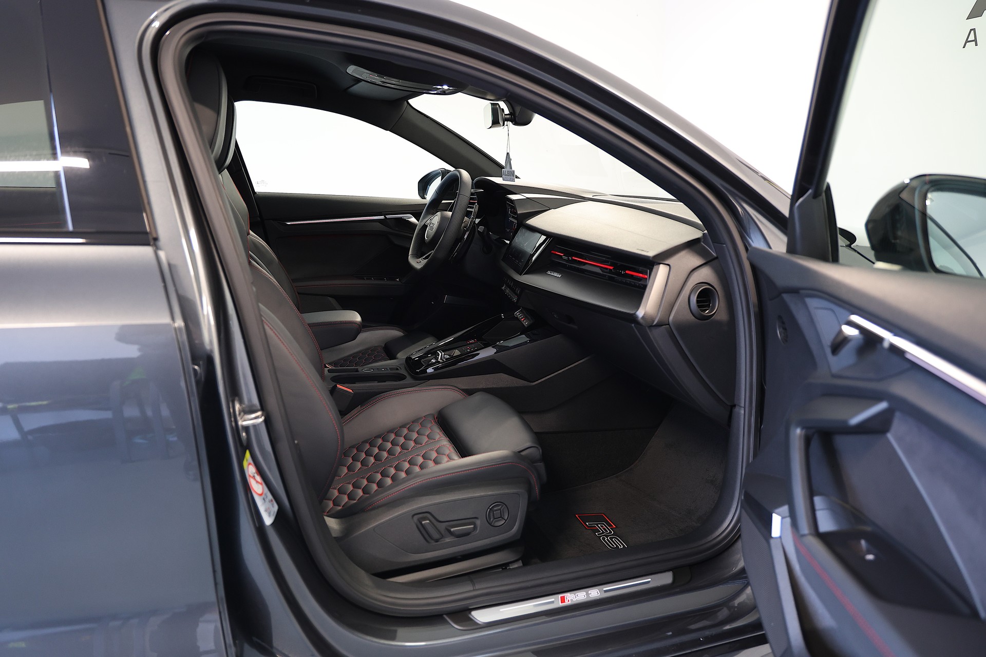 AUDI RS3 Limousine 2.5 TSI quattro *Unikat* *460PS* S-tronic-image-14