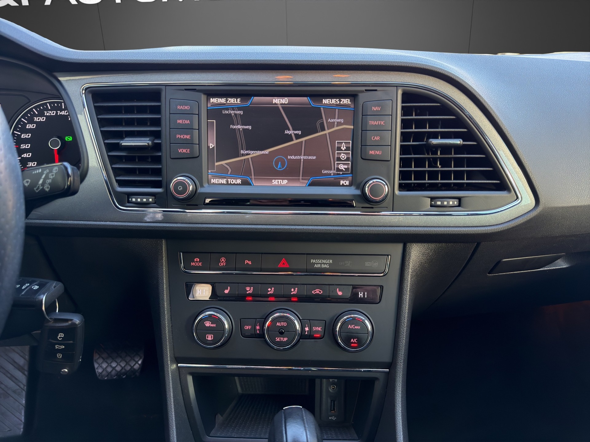 SEAT Leon ST 1.4 TSI FR Line DSG-image-12