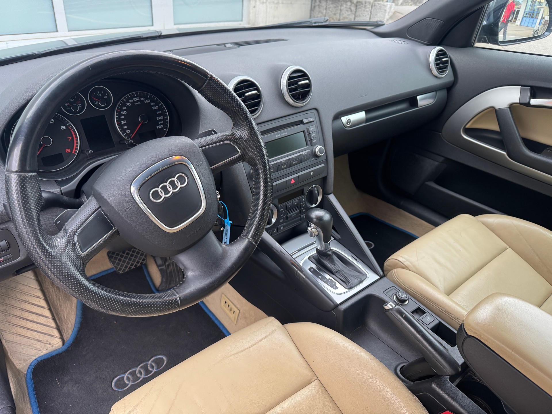 AUDI A3 Cabriolet 1.8 TFSI Ambition S-tronic-image-7