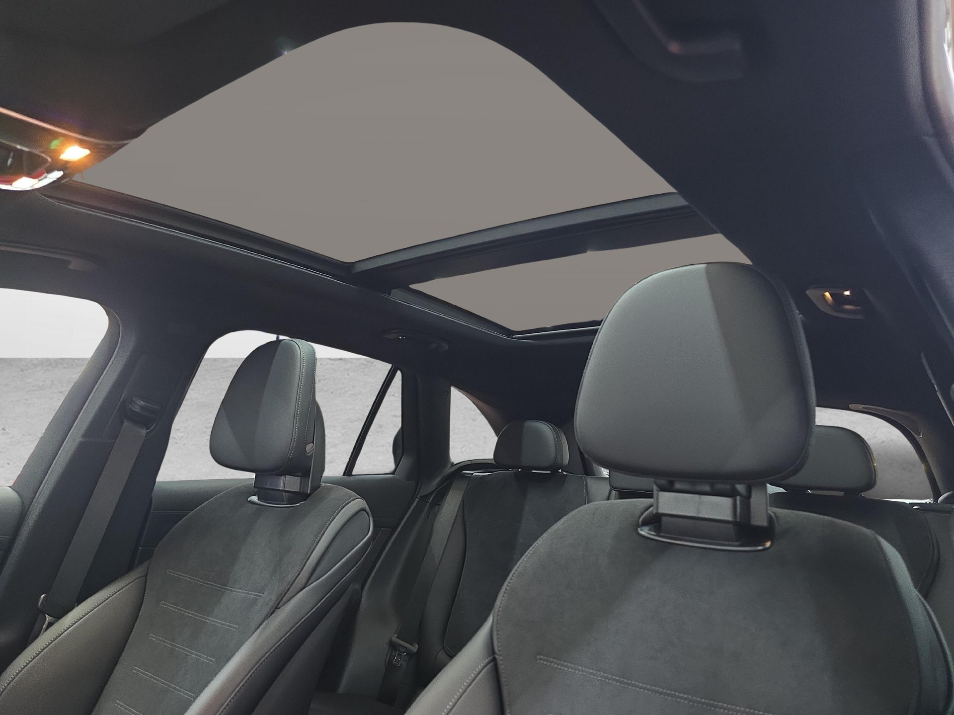 MERCEDES-BENZ GLC 300 4MATIC AMG Line-image-8