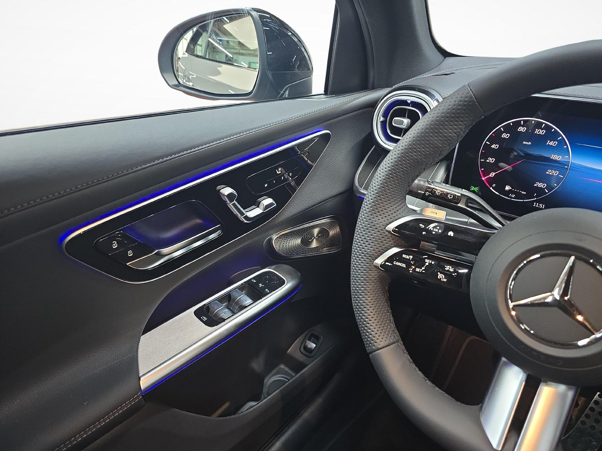 MERCEDES-BENZ GLC 300 4MATIC AMG Line-image-5
