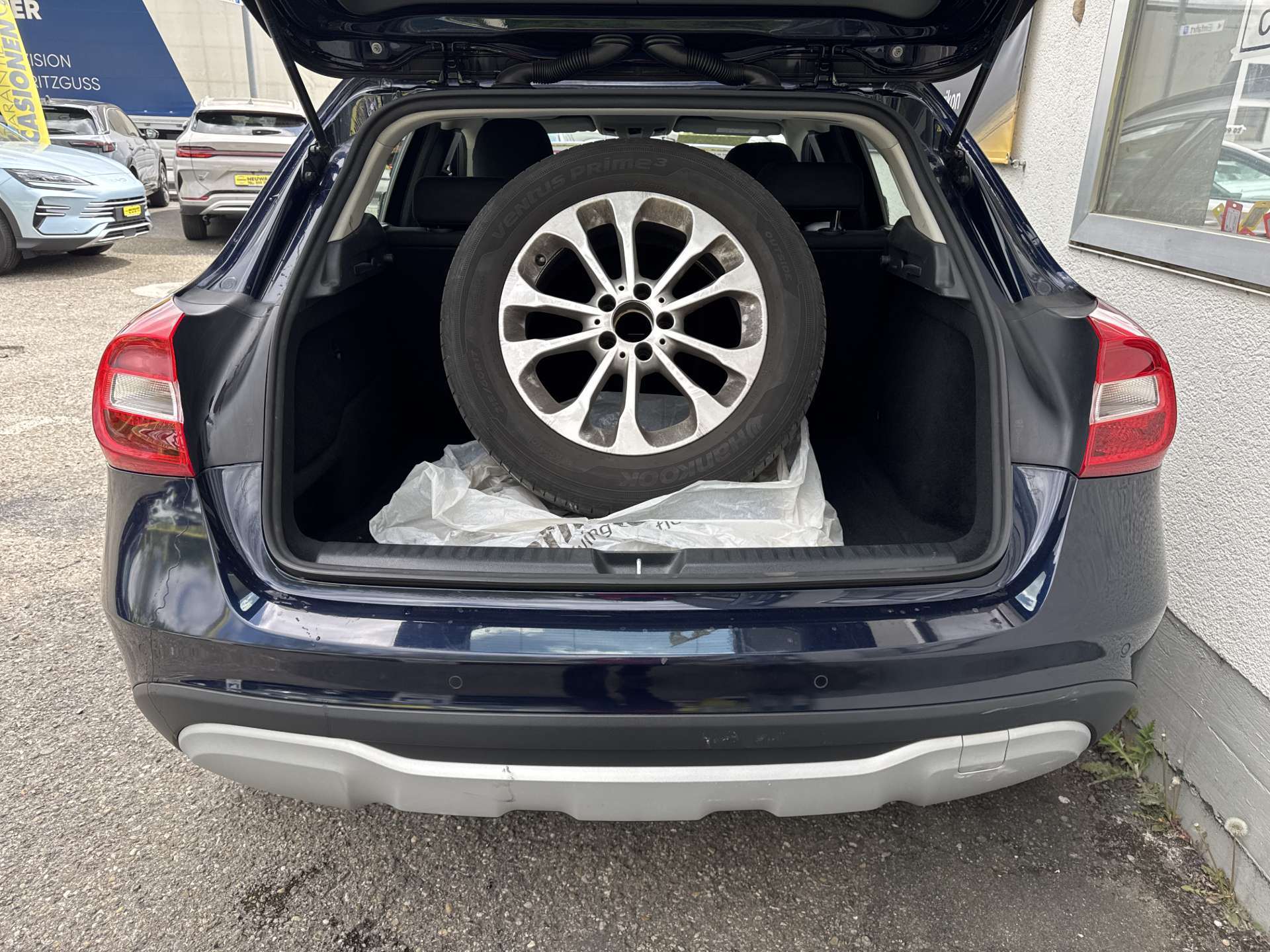 MERCEDES-BENZ GLA 200 d DCT-Automat-image-8