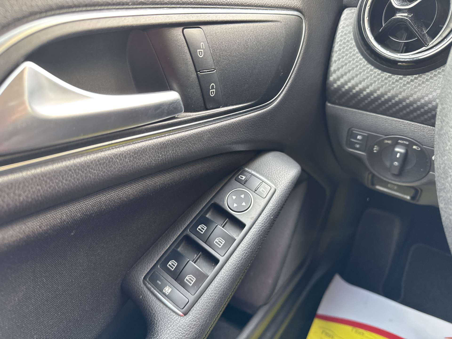 MERCEDES-BENZ GLA 200 d DCT-Automat-image-15