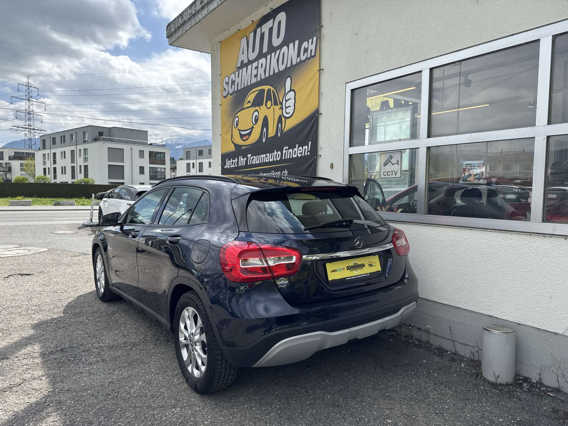 MERCEDES-BENZ GLA 200 d DCT-Automat-image-2