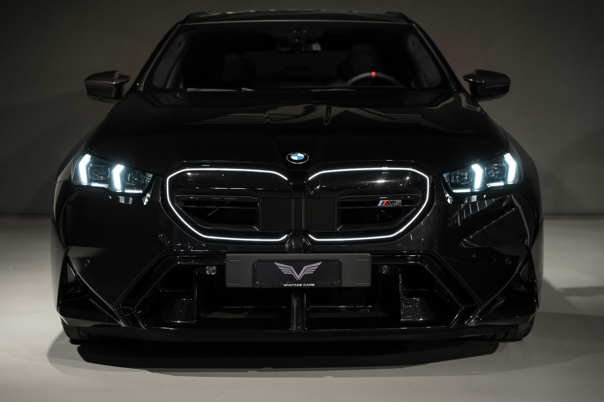 BMW M5 xDrive Touring-showroom-element-1
