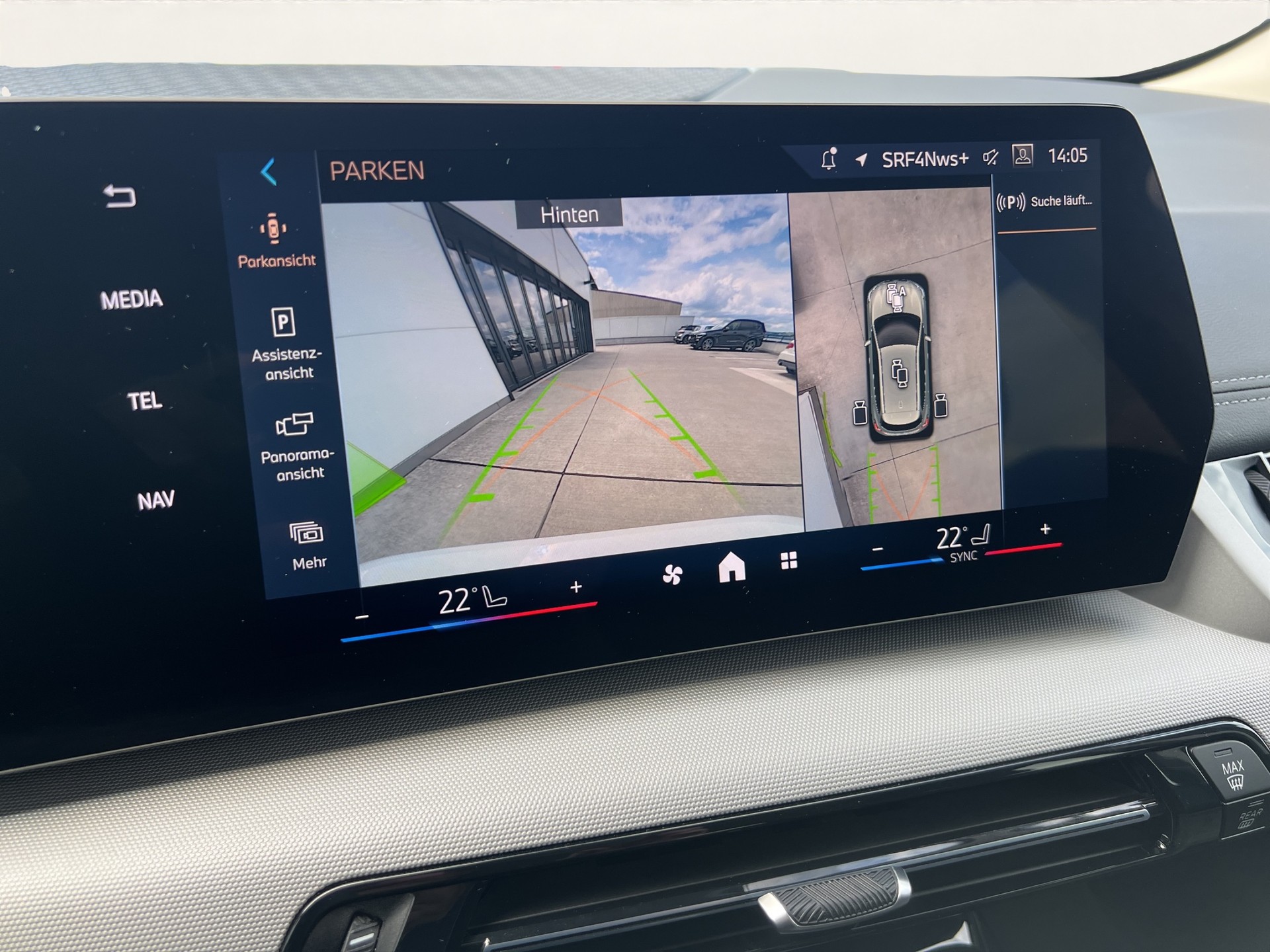 BMW 220i Active Tourer-image-13
