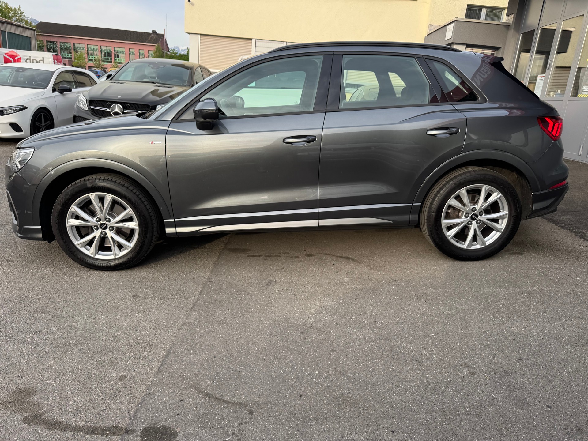 AUDI Q3 40 TDI S line quattro S-tronic-image-8