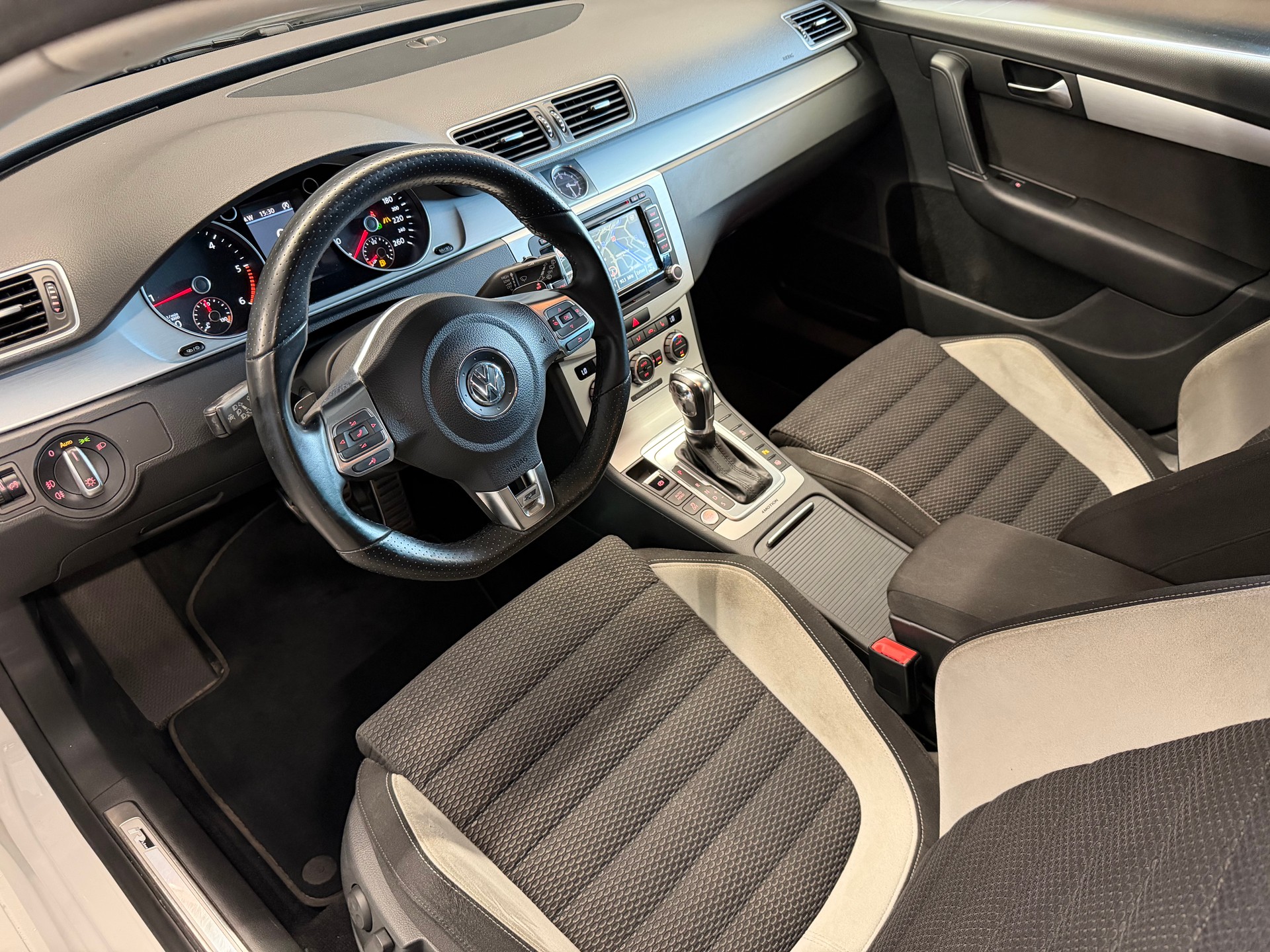 VW Passat Variant 2.0 TDI BMT R-Line 4MDSG-image-9