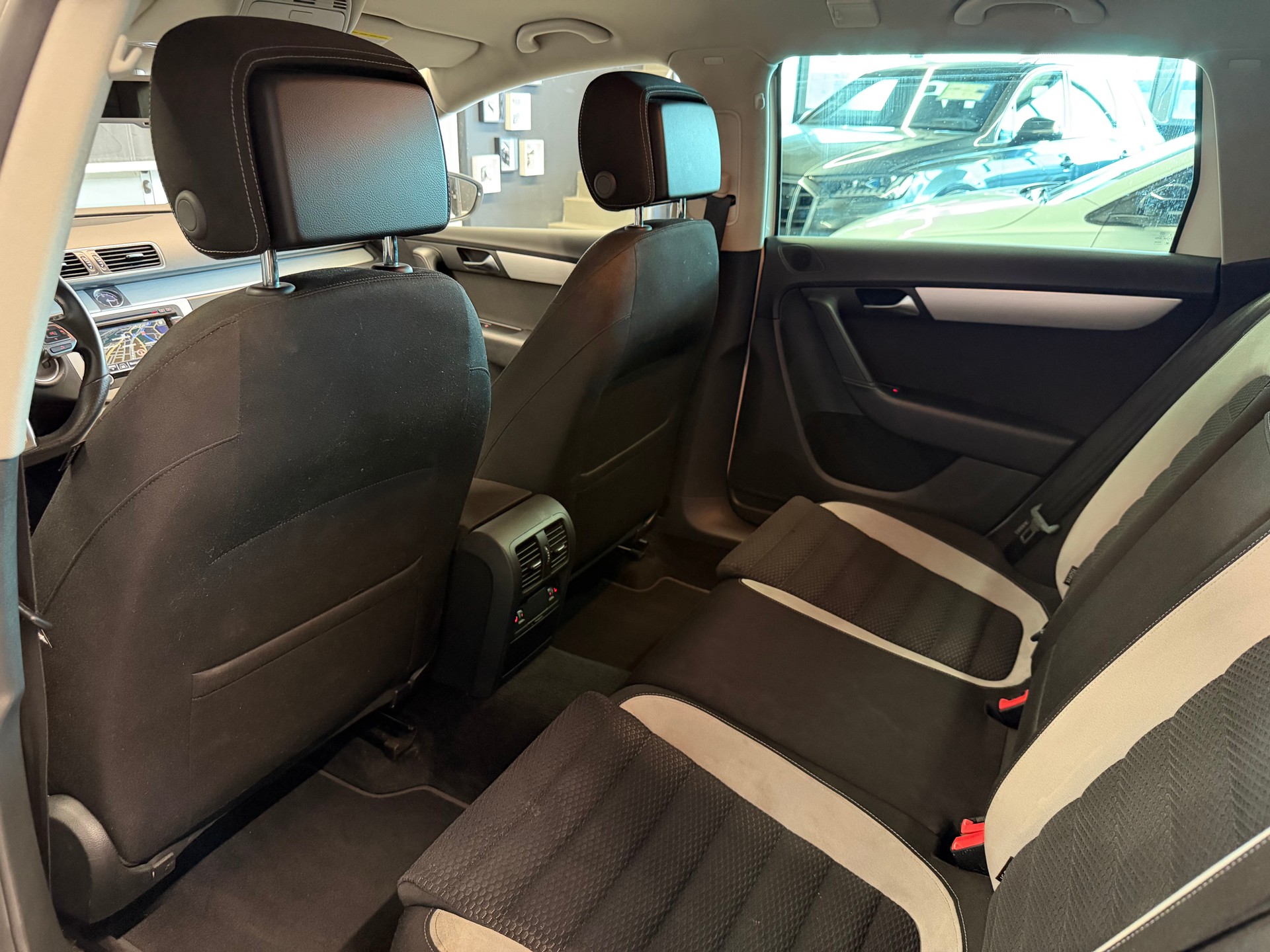 VW Passat Variant 2.0 TDI BMT R-Line 4MDSG-image-19